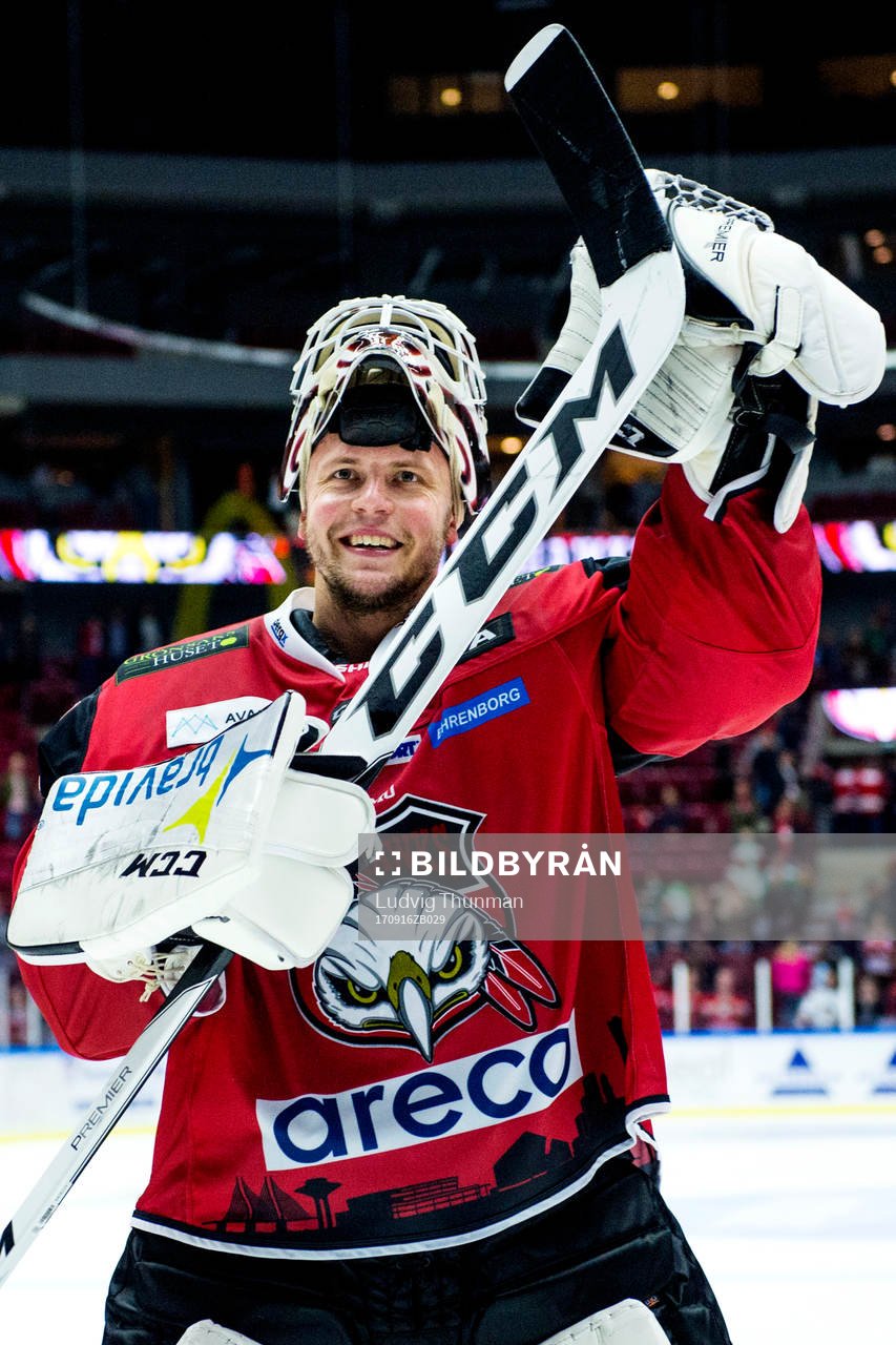 Malmö Redhawks målvakt Oscar Alsenfelt jublar med publiken