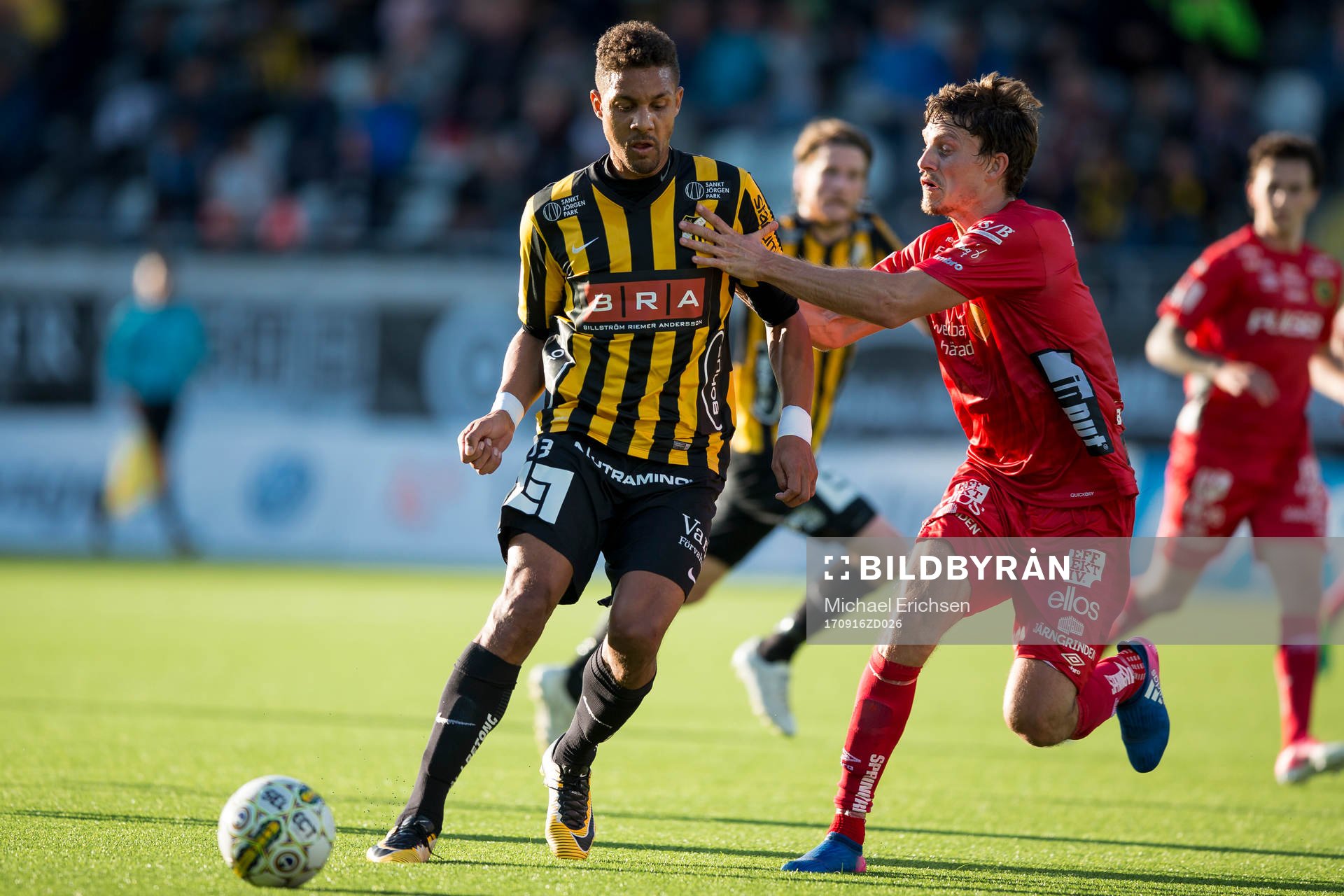 Häckens Mathias Ranégie i kamp med Elfsborgs Jörgen Horn under fotbollsmatchen i allsvenskan mellan Häcken och Elfsborg den 16 september 2017 i Göteborg.