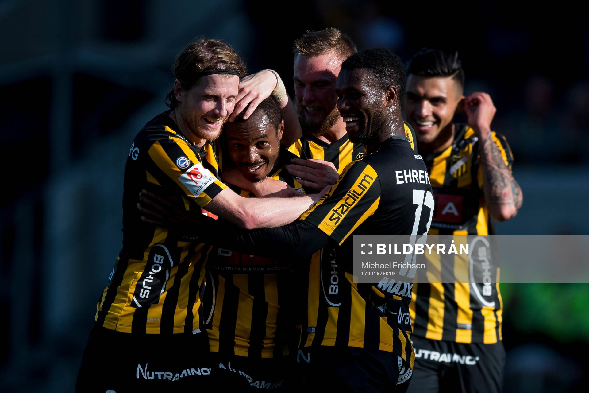 Häckens Nasiru Mohammed jublar ihop med Erik Friberg, Alexander Faltsetas och Mohammed Abubakari efter 2-0 under fotbollsmatchen i allsvenskan mellan Häcken och Elfsborg den 16 september 2017 i Göteborg.