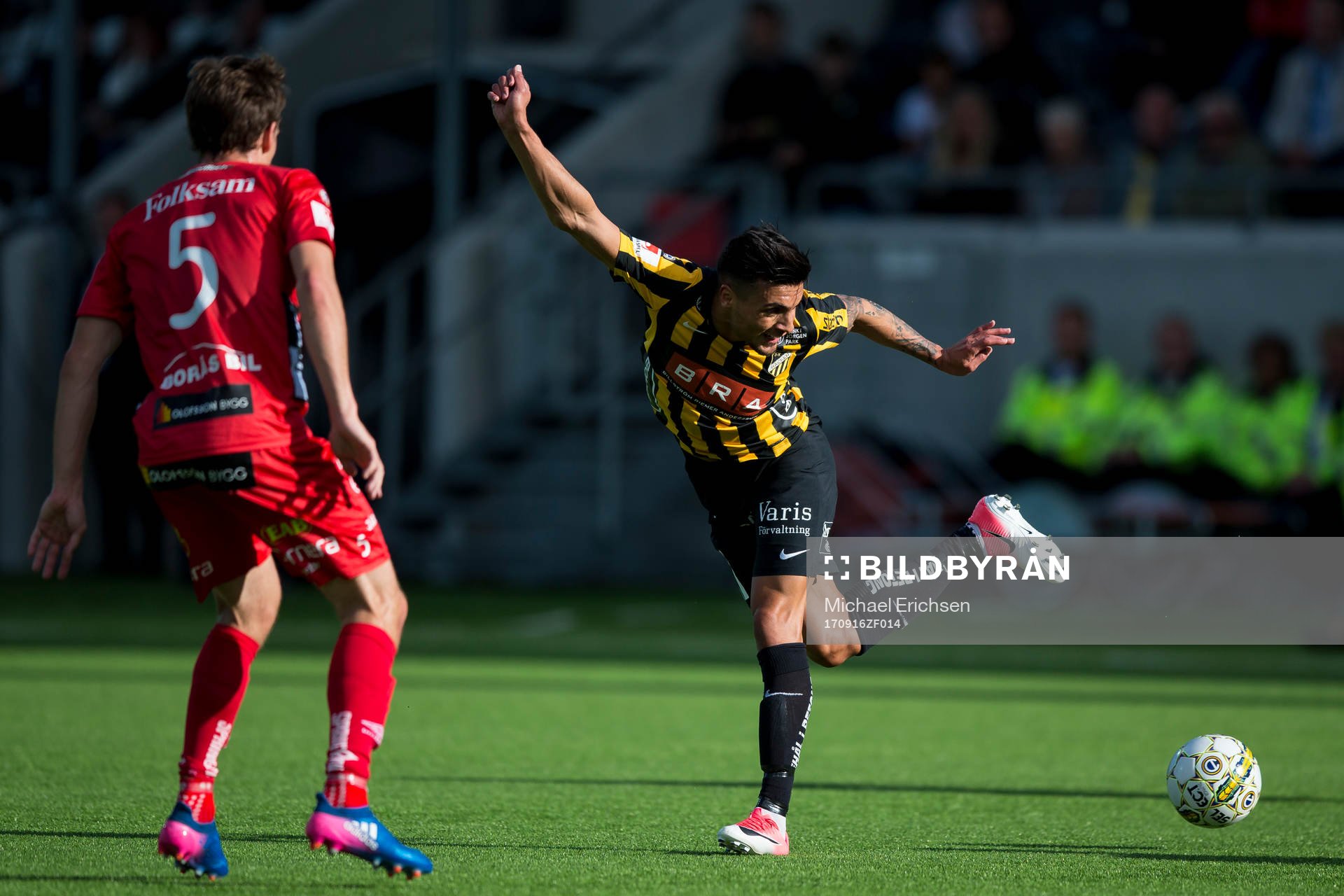Häckens Ahmed Yasin klackar bollen