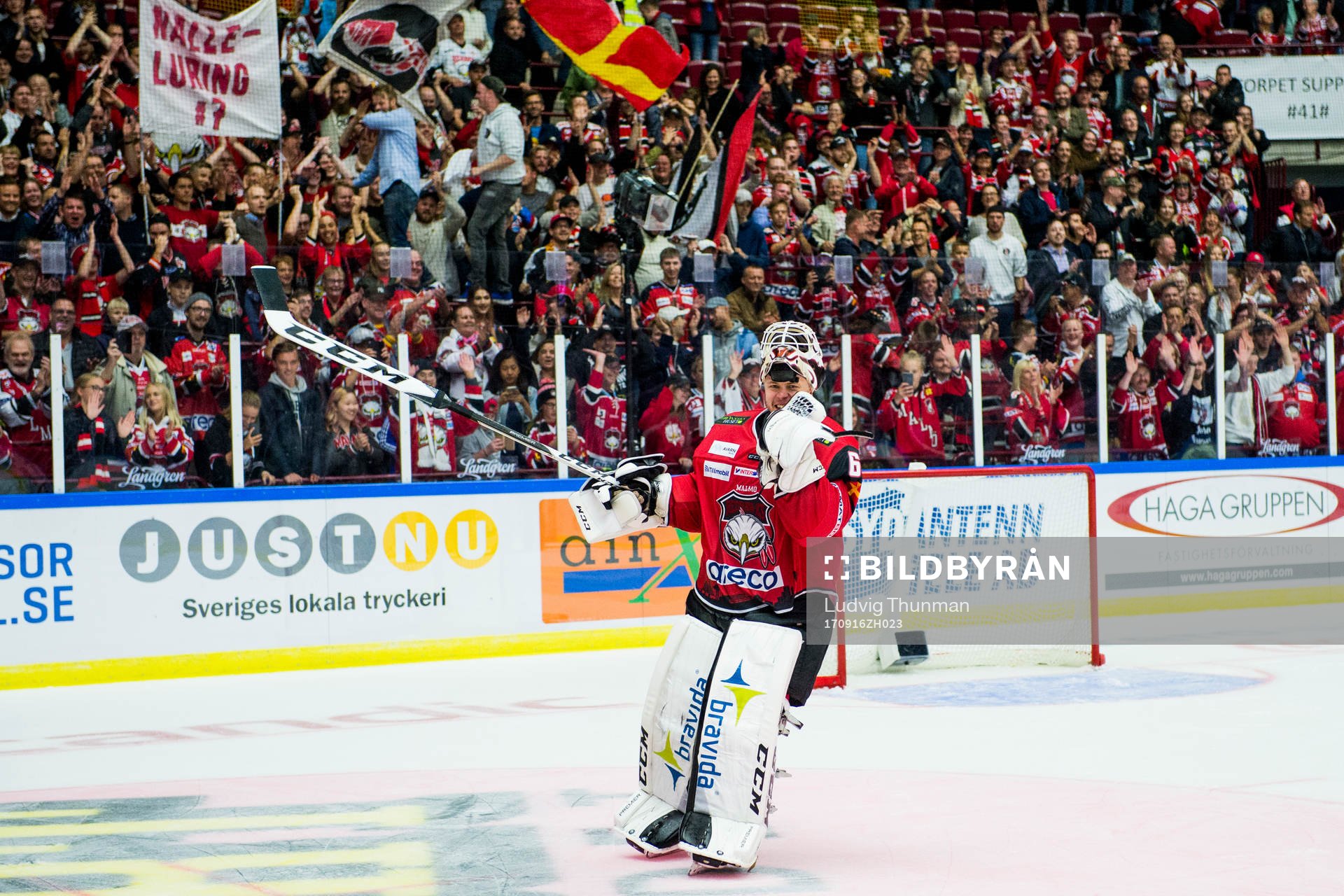 Malmö Redhawks målvakt Oscar Alsenfelt jublar med publiken