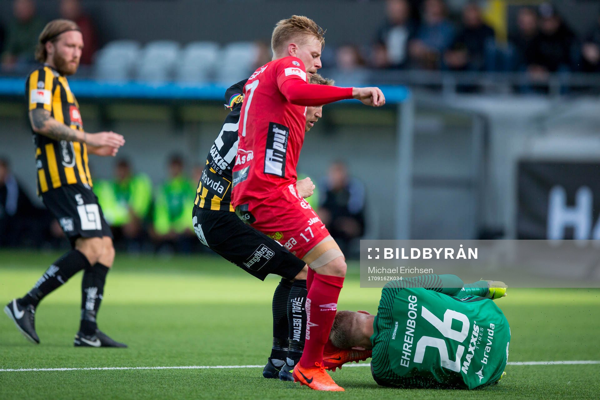 Elfsborgs Per Frick sparkar Häckens målvakt Peter