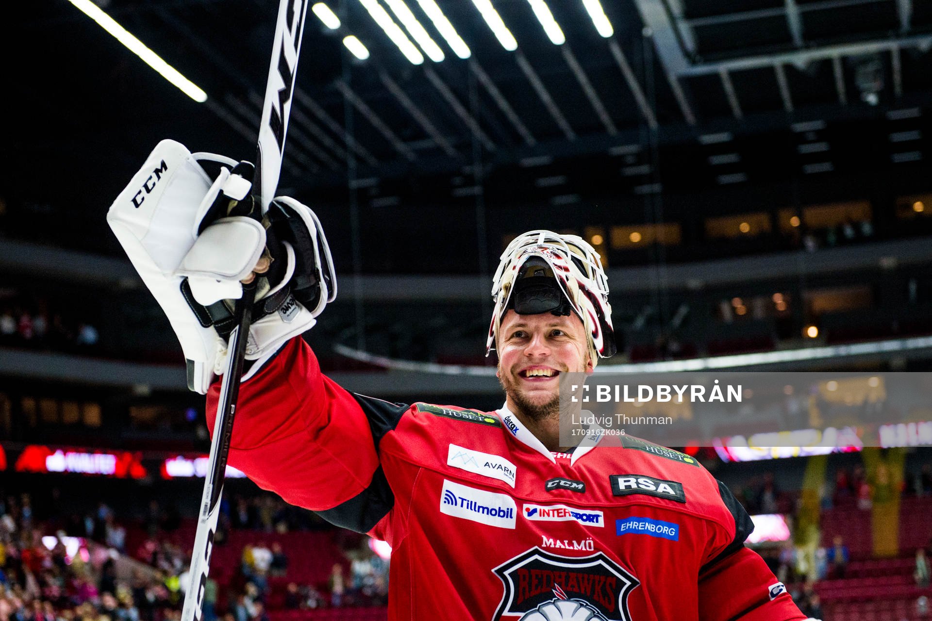 Malmö Redhawks målvakt Oscar Alsenfelt jublar med publiken