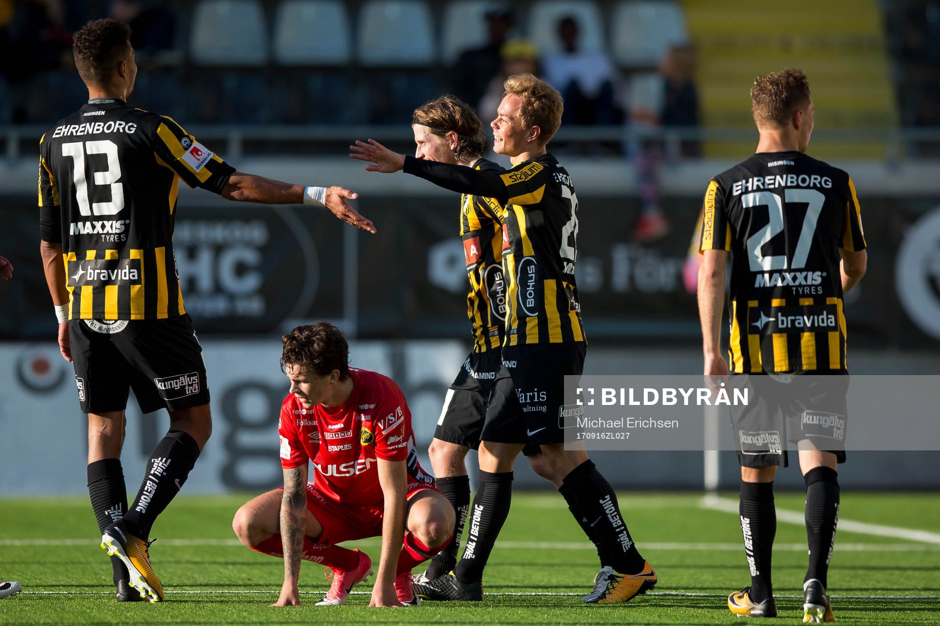 Häckens Adam Andersson jublar med lagkamrater