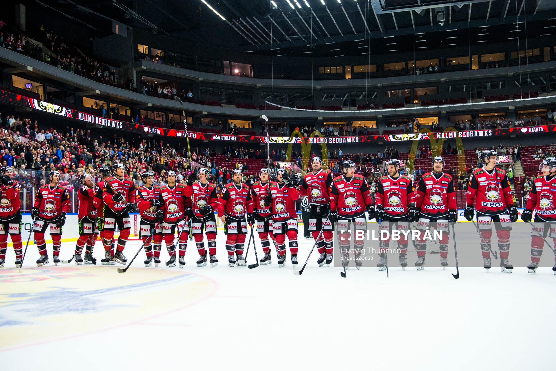 Malmö Redhawks spelare ställer upp för att tacka publiken