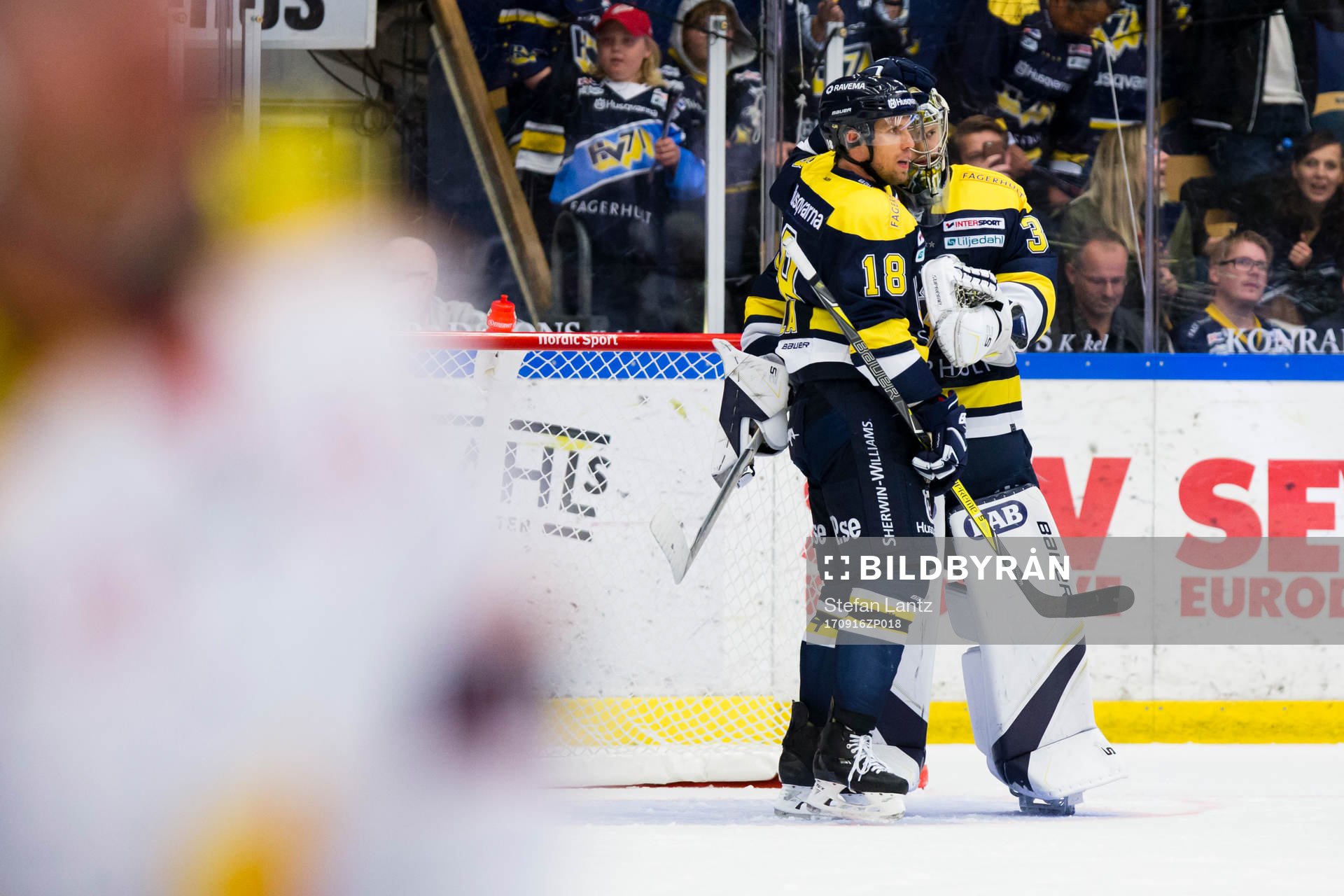 s Topi Jaakola och målvakt Linus Söderström jublar