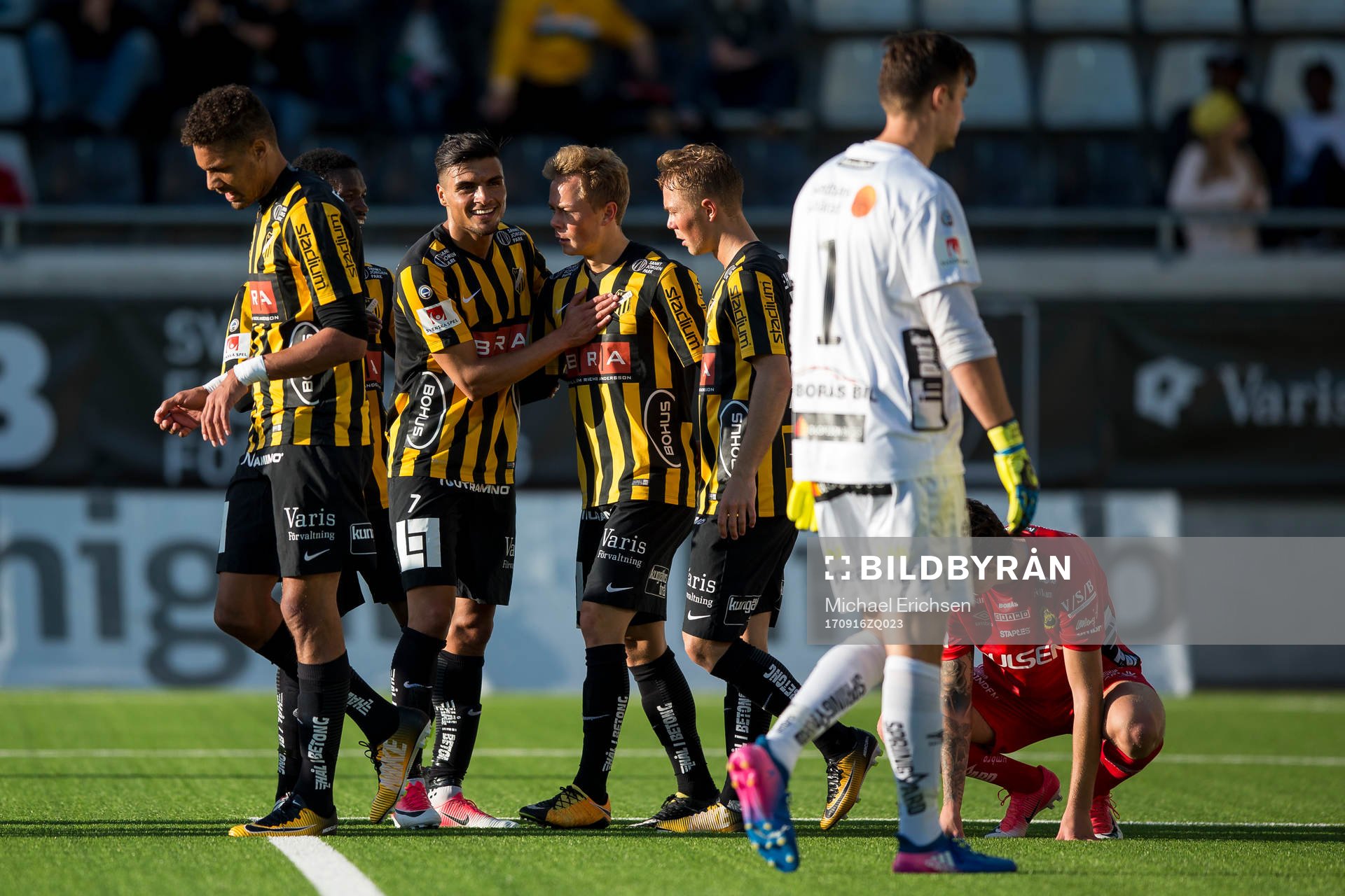 Häckens Adam Andersson jublar med lagkamrater