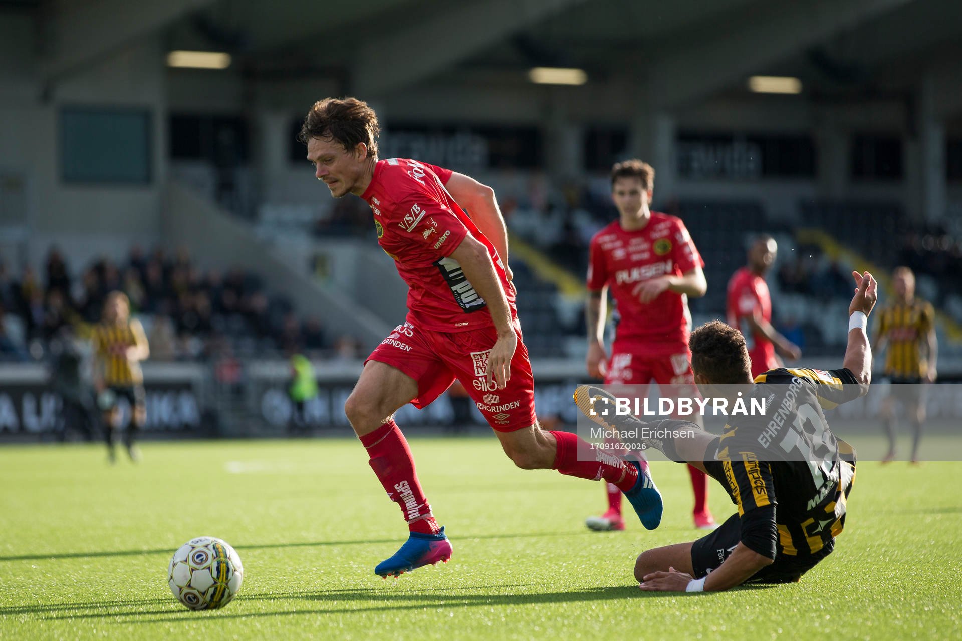 Elfsborgs Jörgen Horn i kamp med Häckens Mathias Ranégie under fotbollsmatchen i allsvenskan mellan Häcken och Elfsborg den 16 september 2017 i Göteborg.