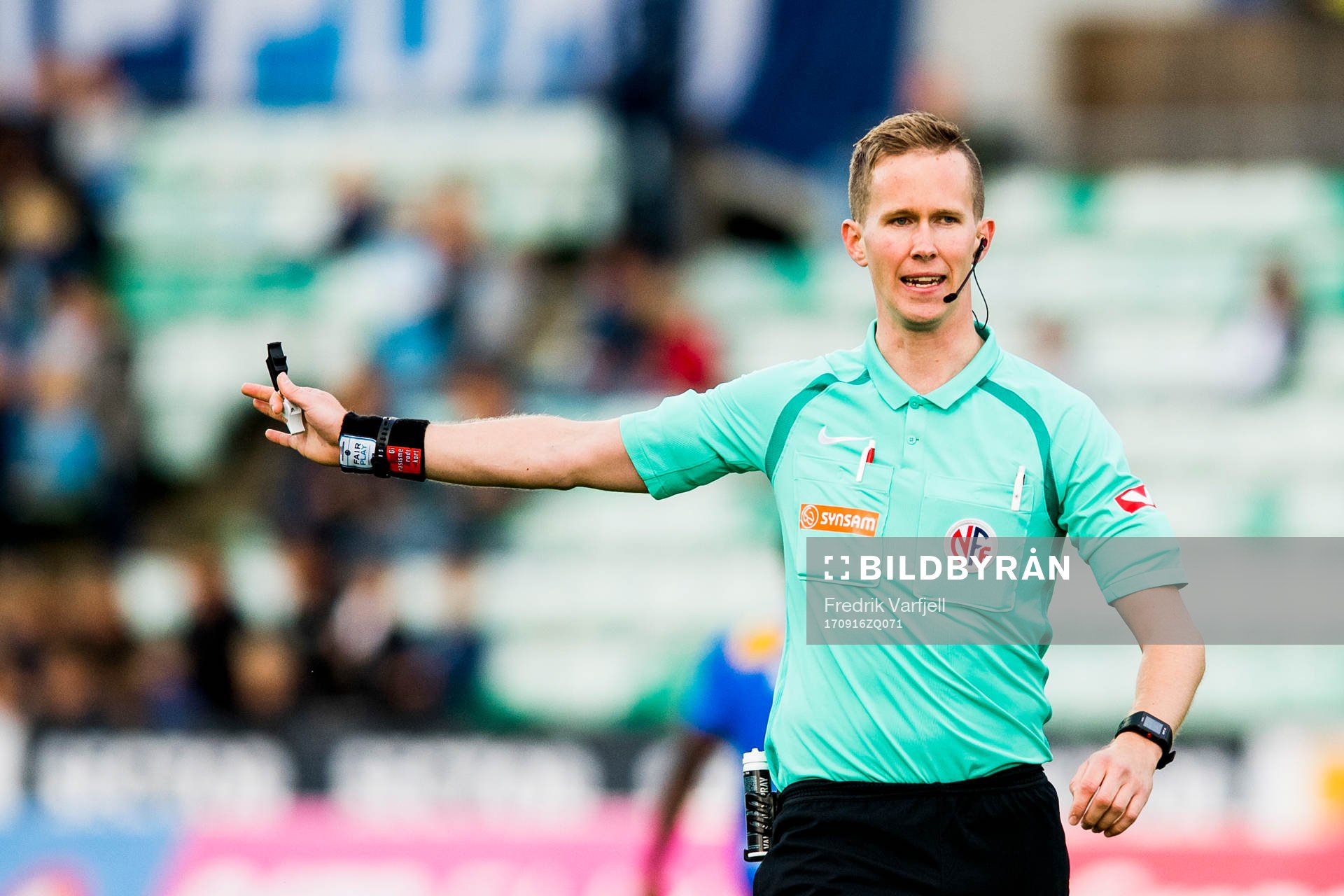 The referee Kristoffer Hagenes