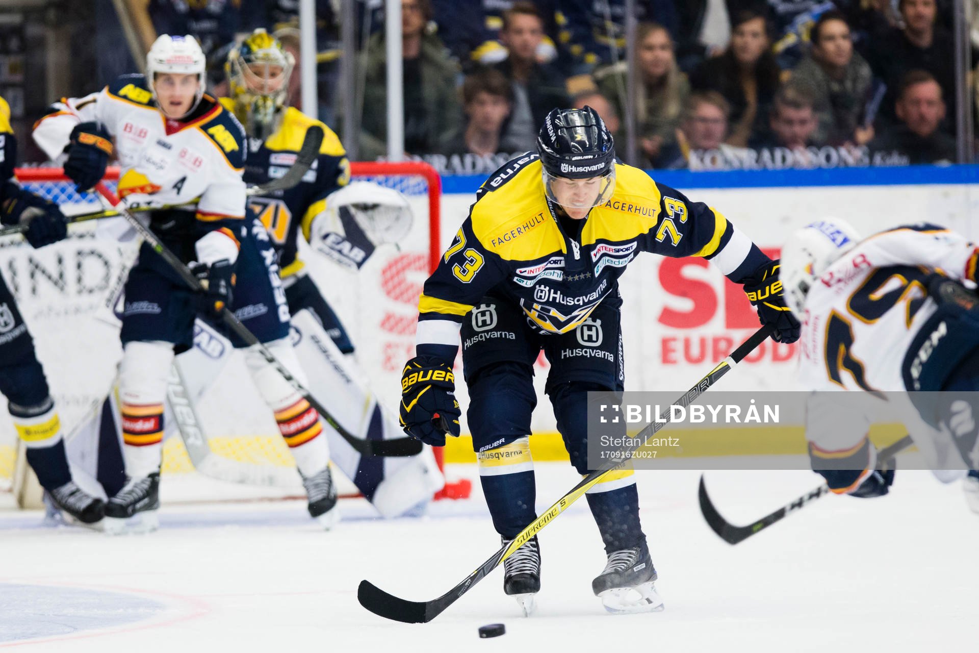 s Sebastian Wännström täcker ett skott