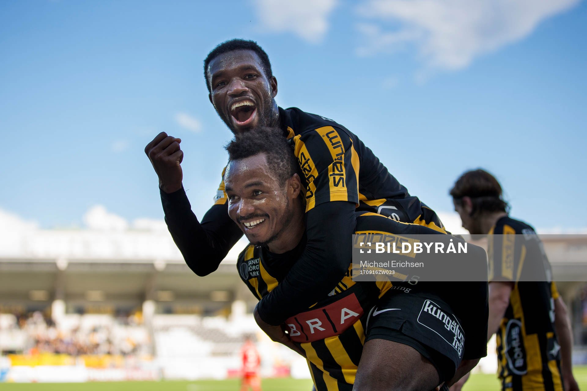 Häckens Nasiru Mohammed jublar ihop med Mohammed Abubakari