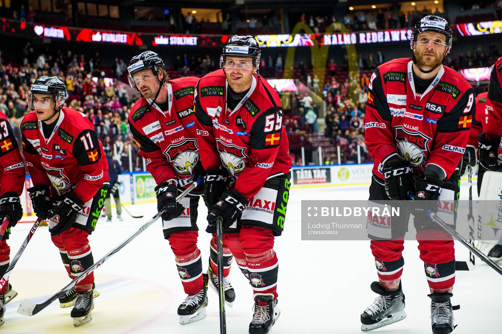 Malmö Redhawks spelare med Anton Mylläri i mitten tackar