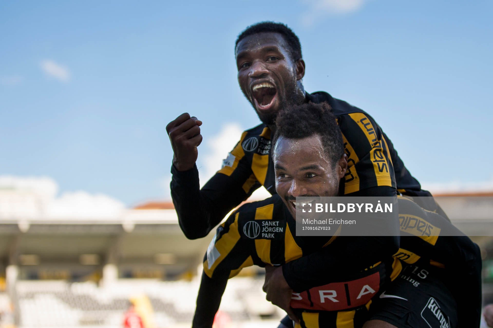 Häckens Nasiru Mohammed jublar ihop med Mohammed Abubakari