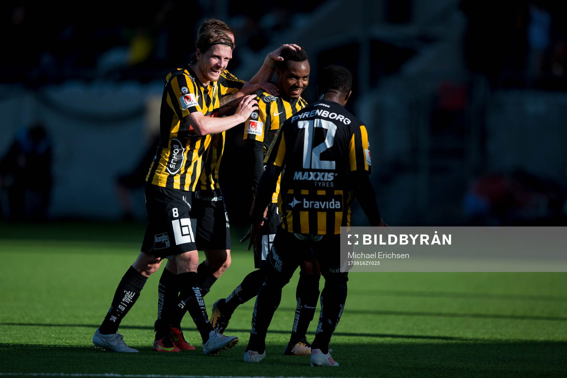 Häckens Nasiru Mohammed jublar ihop med Erik Friberg,