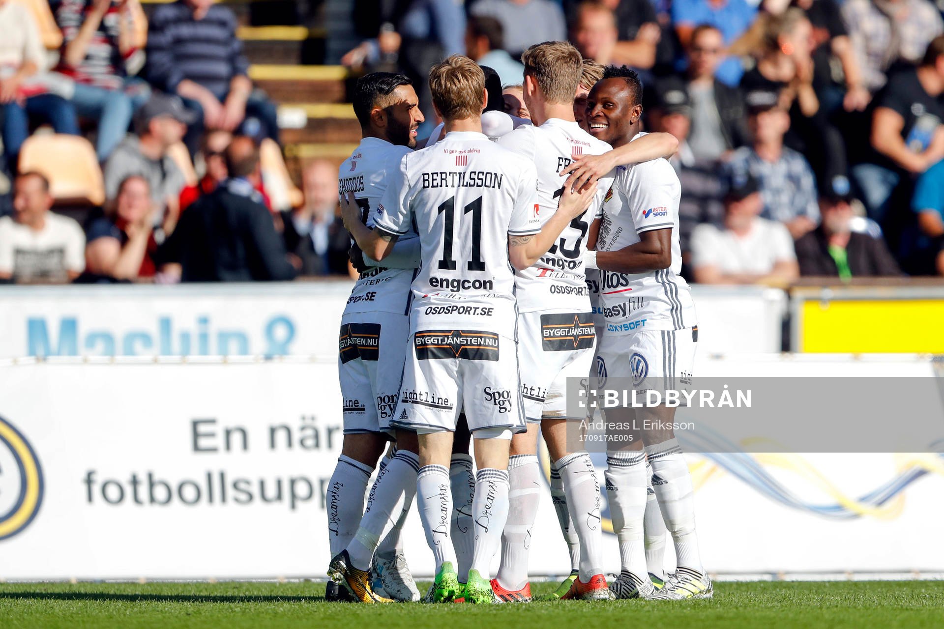 Östersunds Johan Bertilsson och Ludvig Fritzon jublar efter 0-1 av Ken Sema under fotbollsmatchen i Allsvenskan mellan Sirius och Östersund den 17 september 2017 i Stockholm.