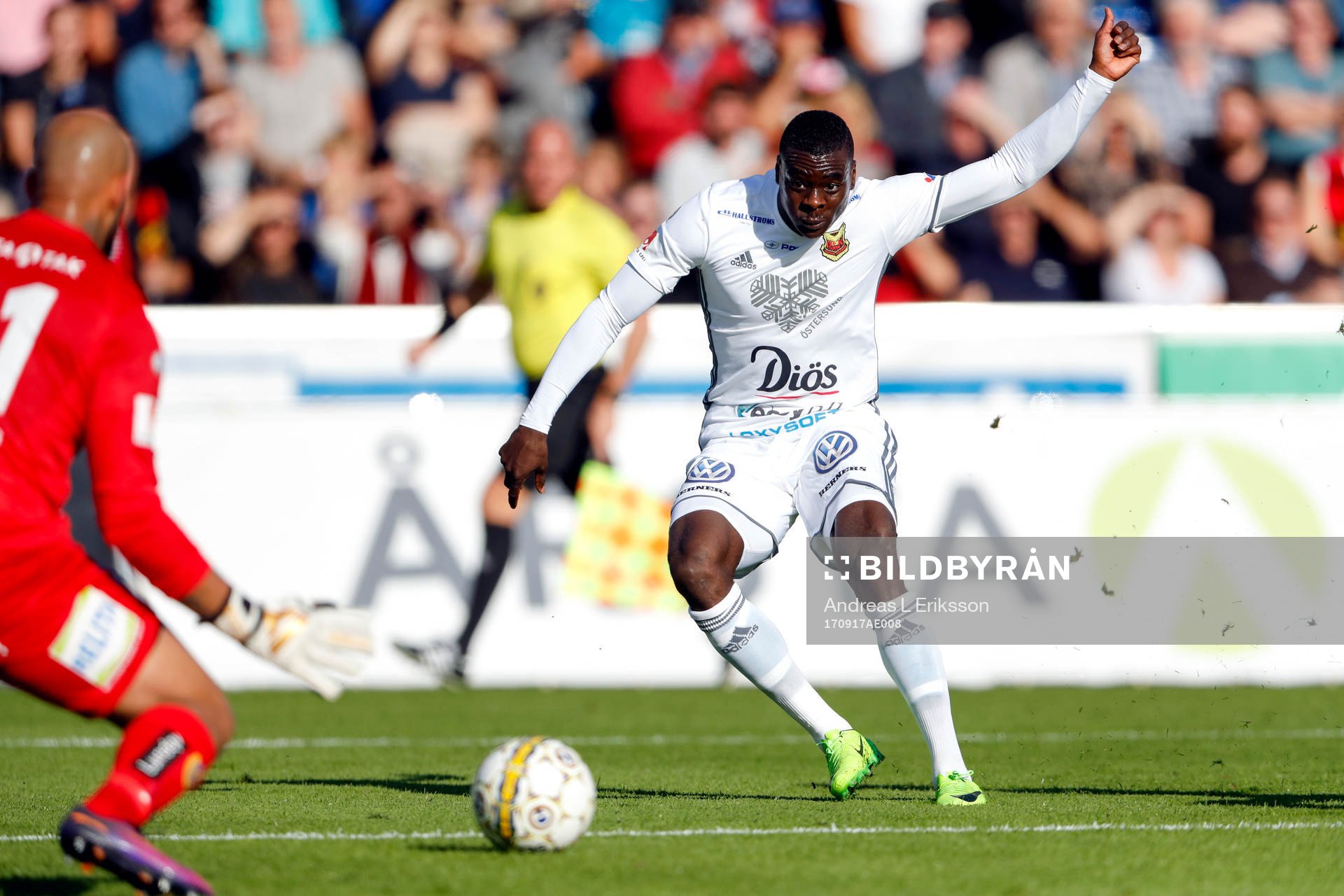 Östersunds Ken Sema och Sirius målvakt Joshua Wicks