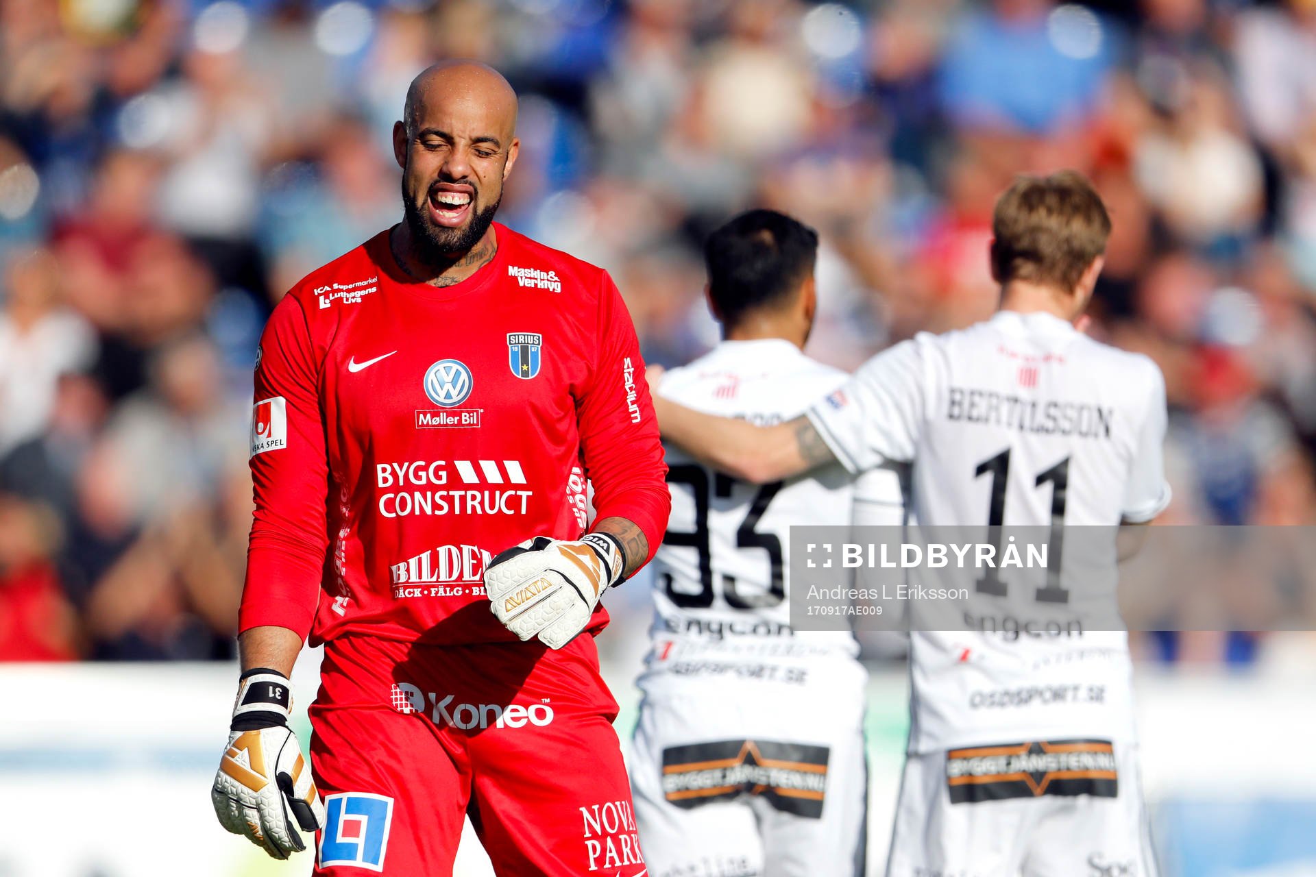 Östersunds Saman Ghoddos klappas om av Johan Bertilsson