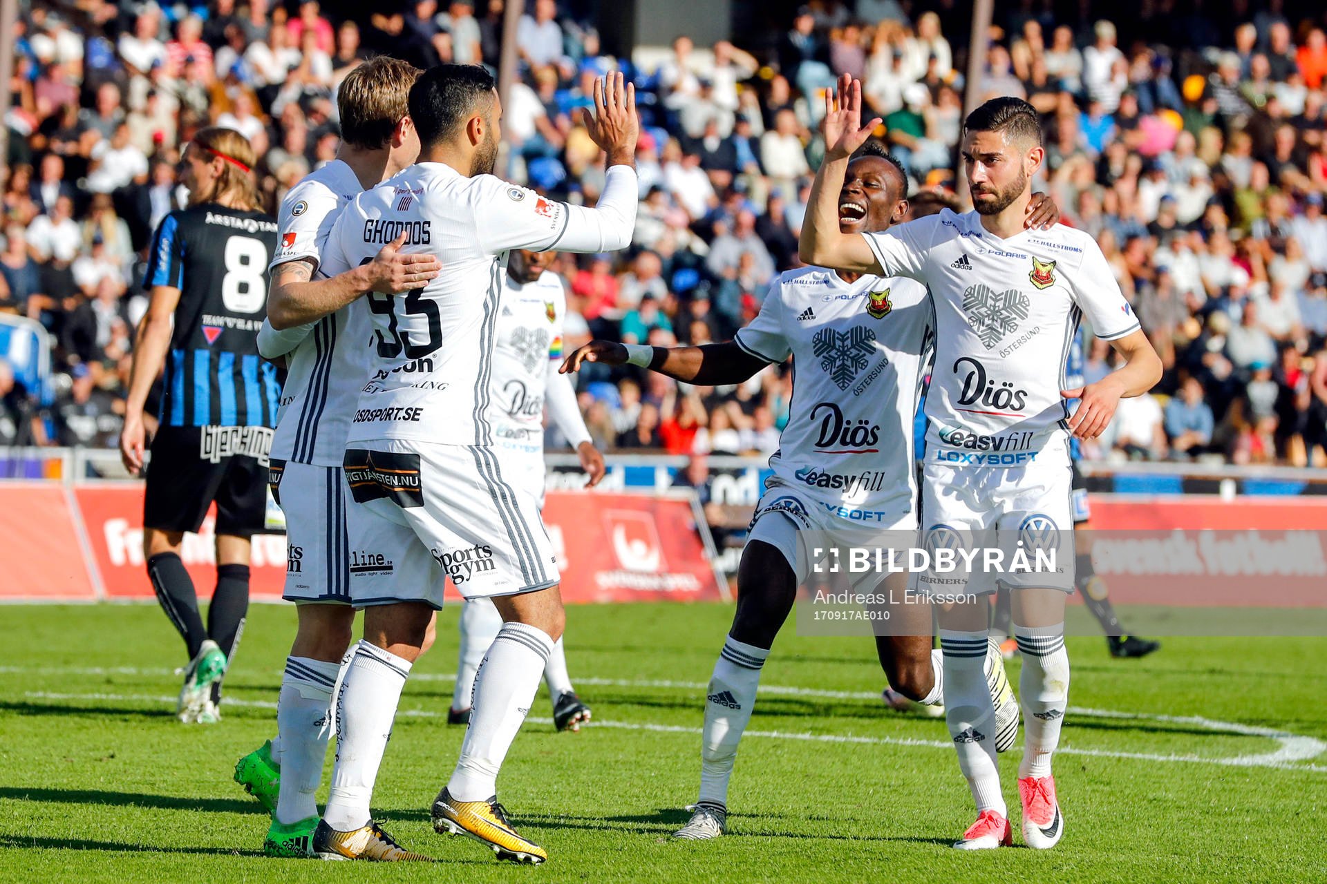 Östersunds Saman Ghoddos jublar med lagkamrater