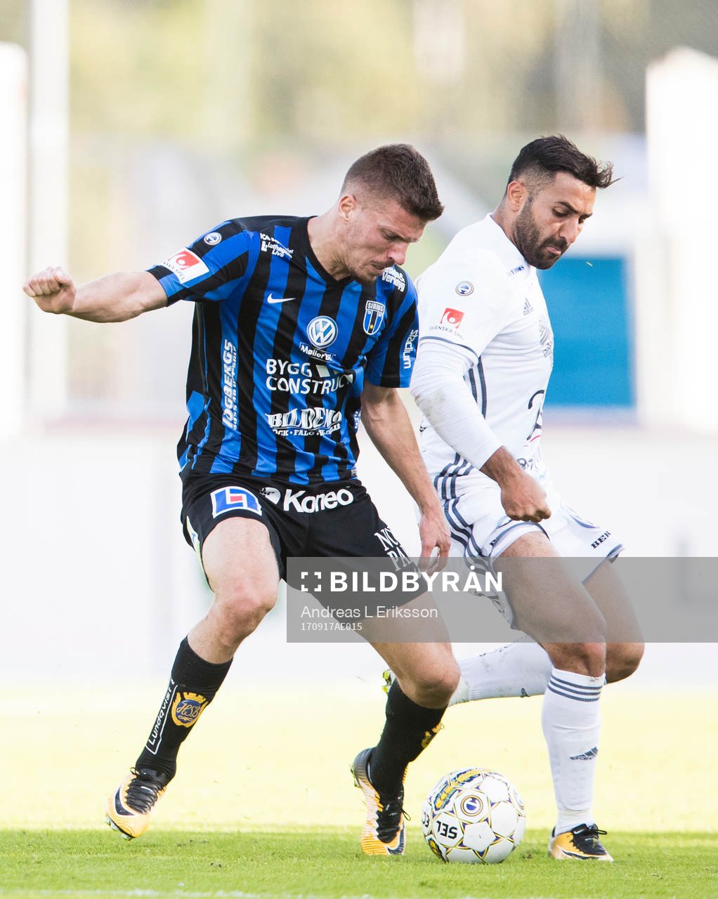 Sirius Shkodran Maholli i kamp om bollen med Östersunds