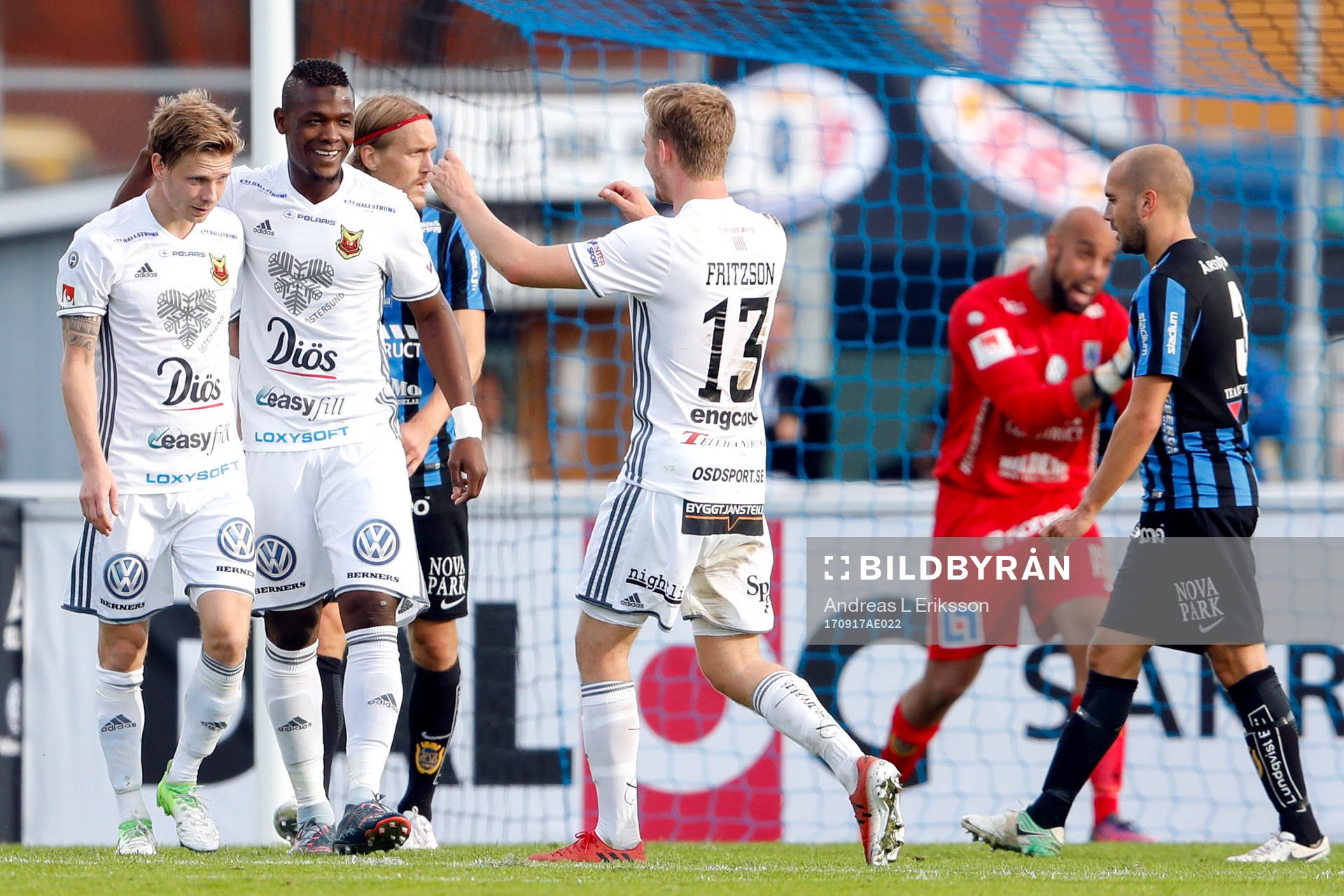 Östersunds Johan Bertilsson jublar med lagkamrater
