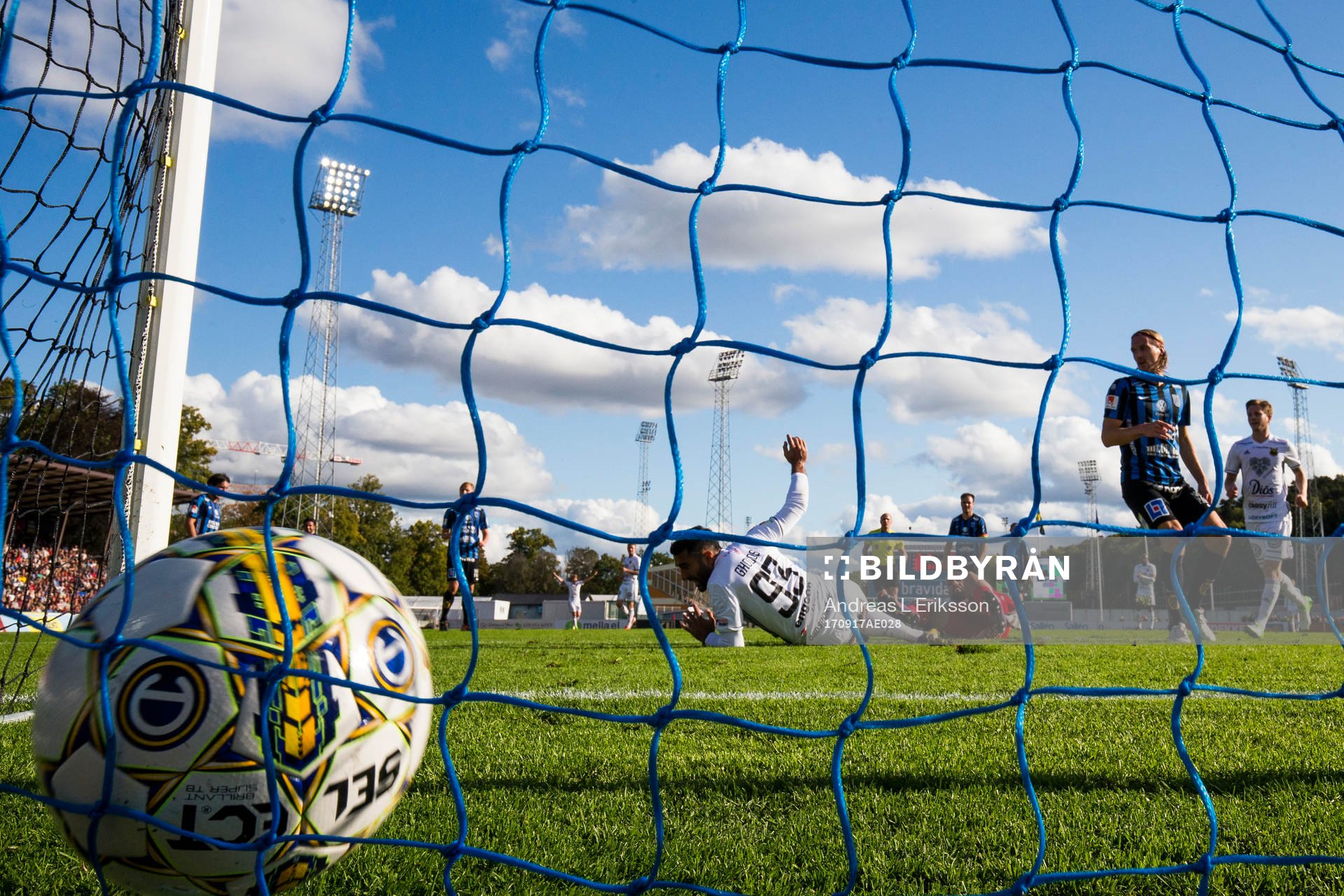 Östersunds Saman Ghoddos jublar