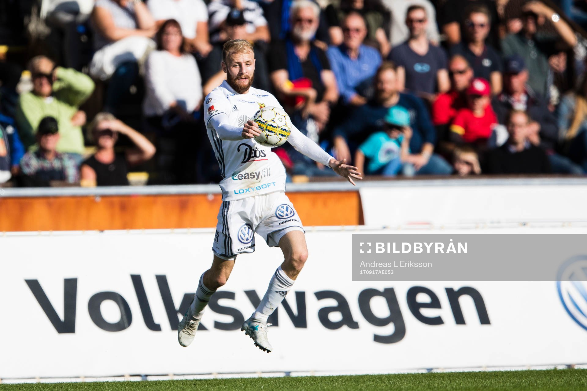 Östersunds Curtis Edwards tar ner bollen