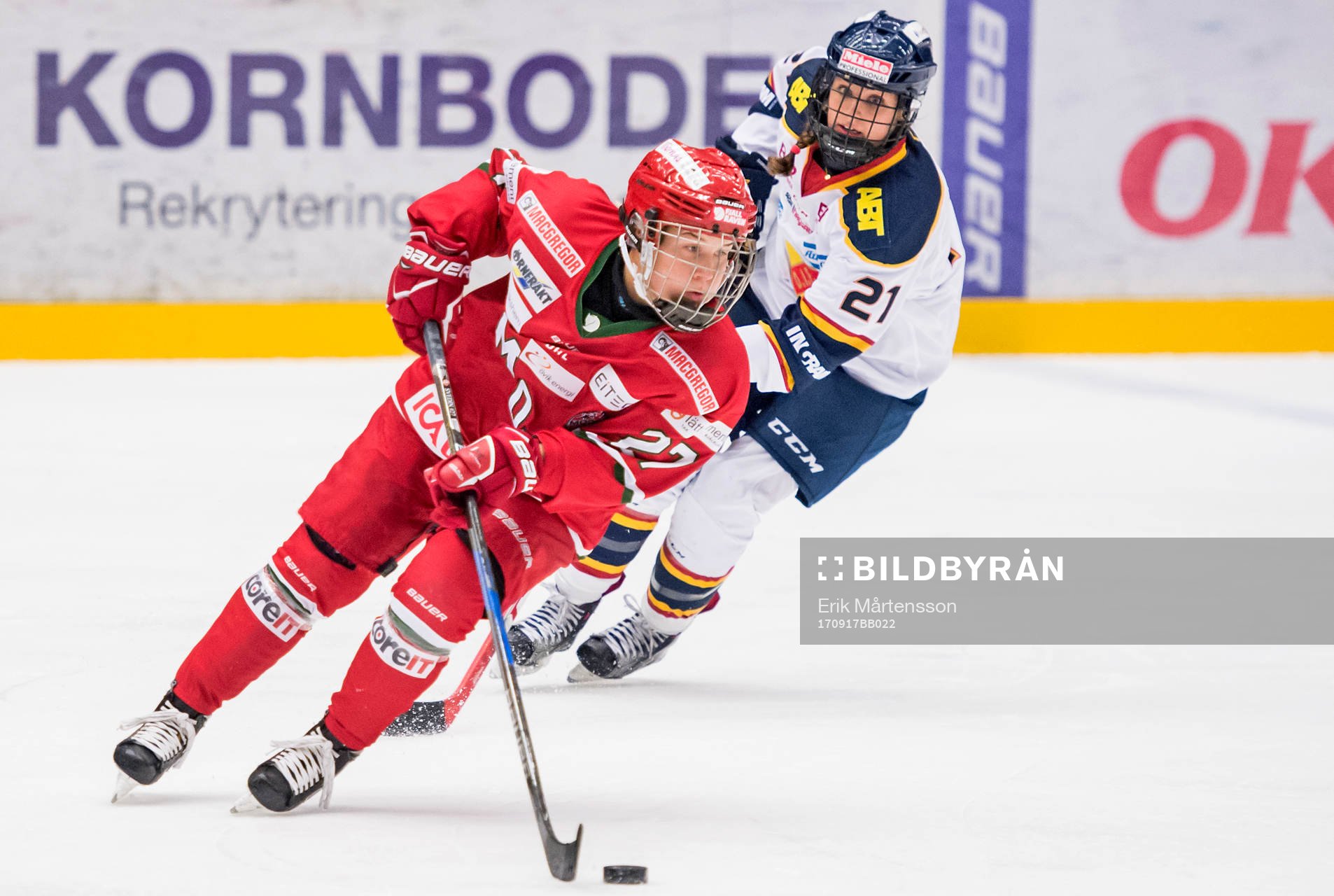 Modos Annie Svedin och Djurgårdens Carrie Atkinson i kamp