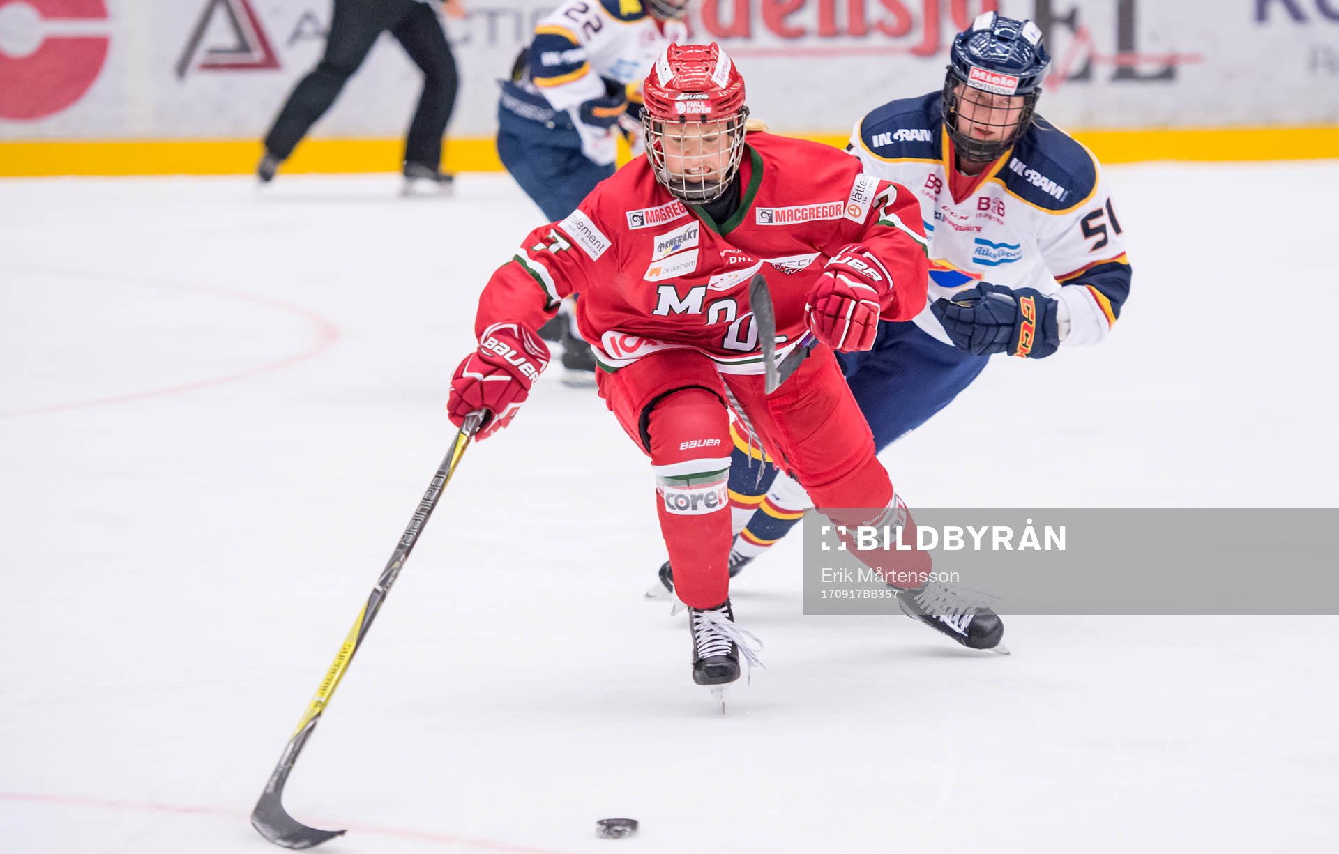 Johanna Olofsson och Elin Johansson i kamp om pucken
