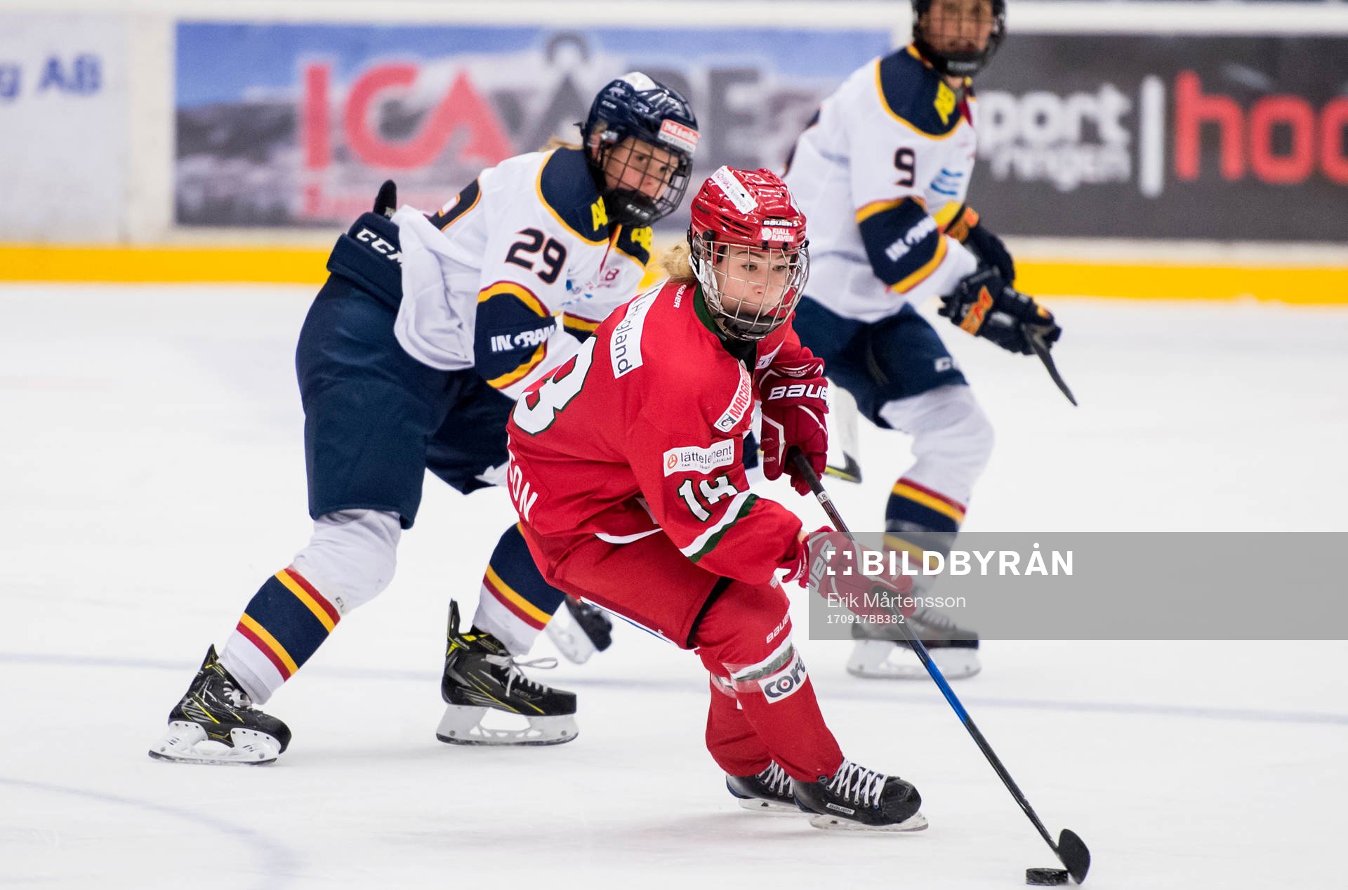 Josefin Bouveng och Kaitlyn Tougas i kamp om pucken