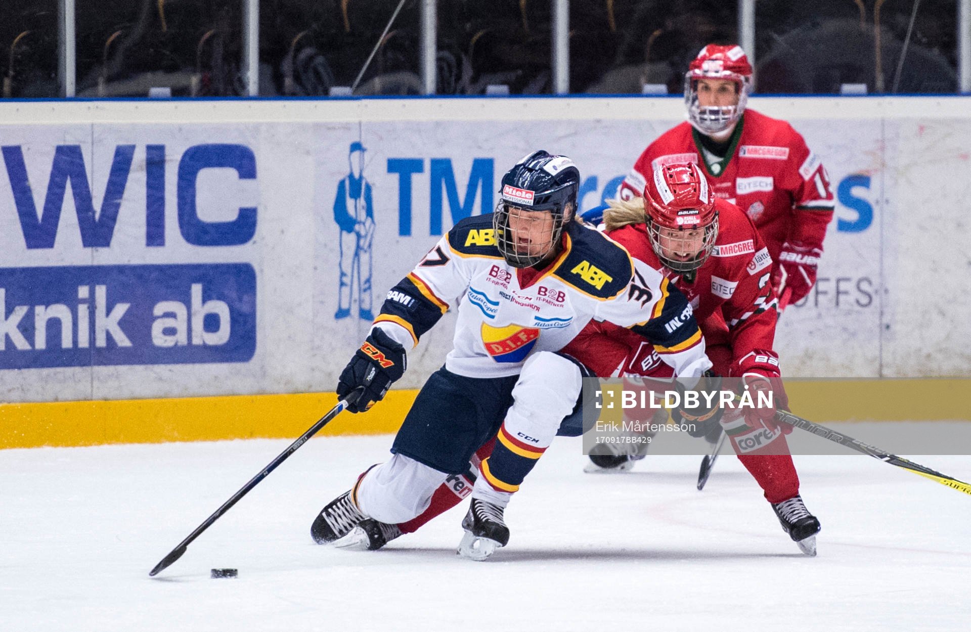 Josefine Holmgren och Deline Tedenby i kamp om pucken