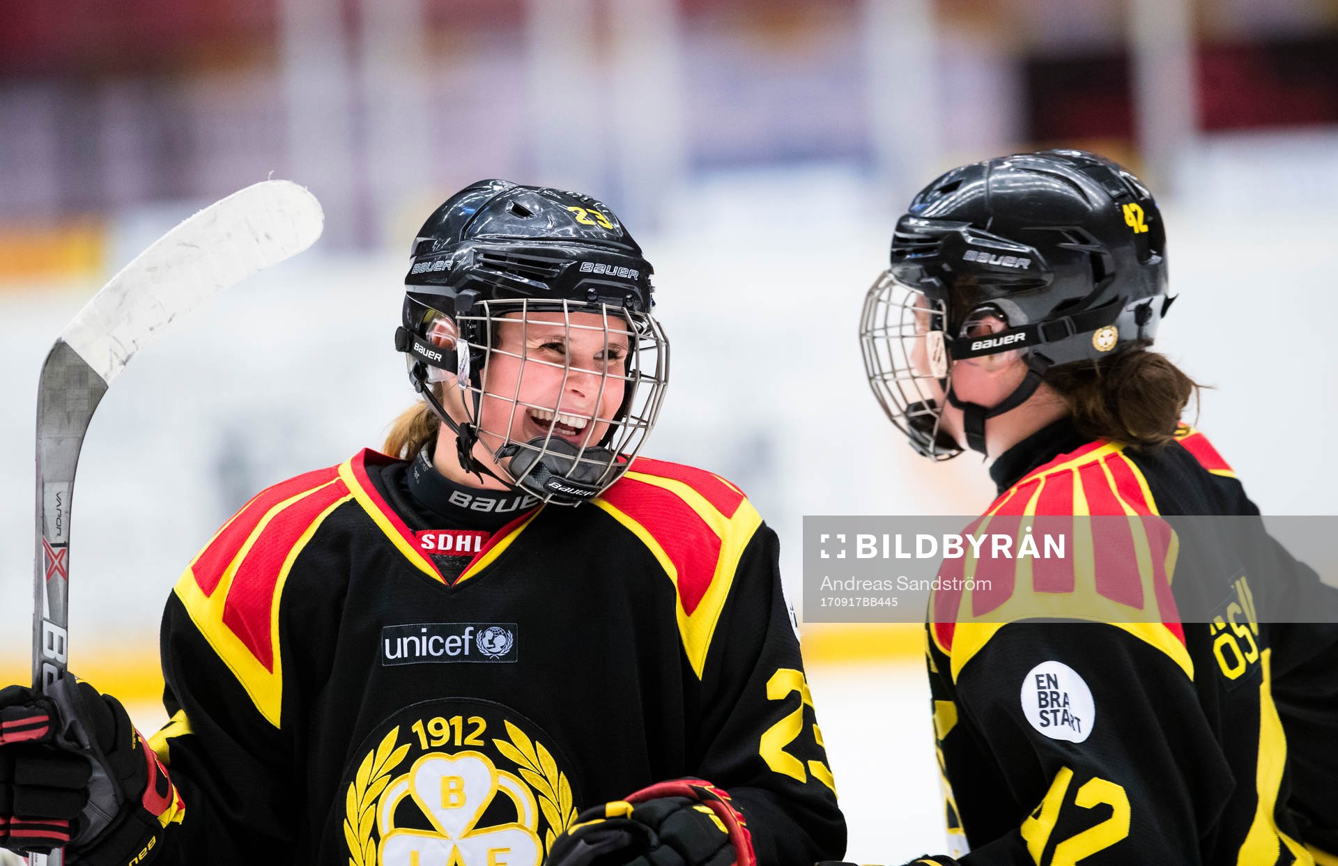 Brynäs Wilma Carlsson (v) ler med Angelica Östlund (h)