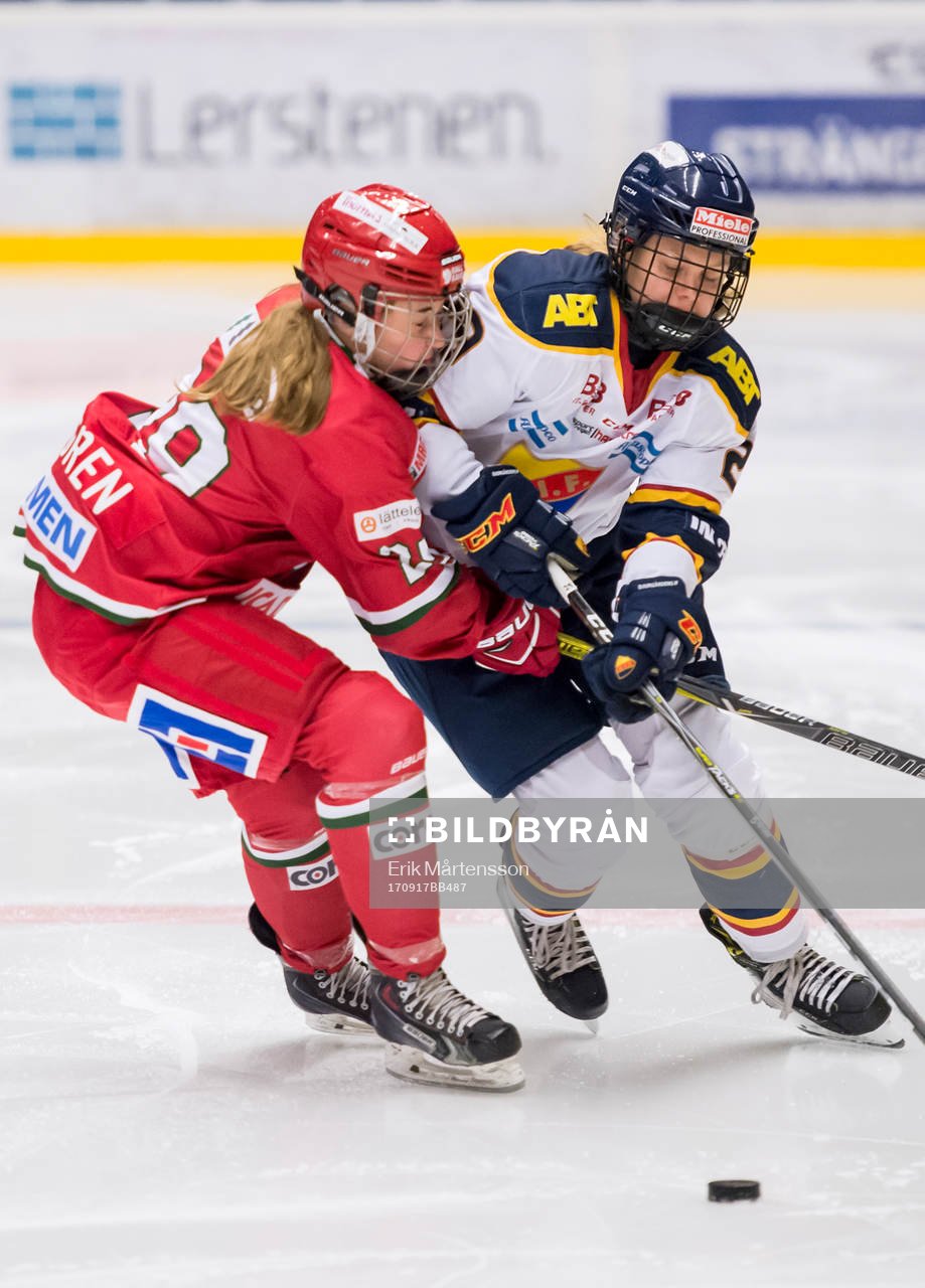 Ellen Lövgren och Josefin Bouveng i kamp om pucken