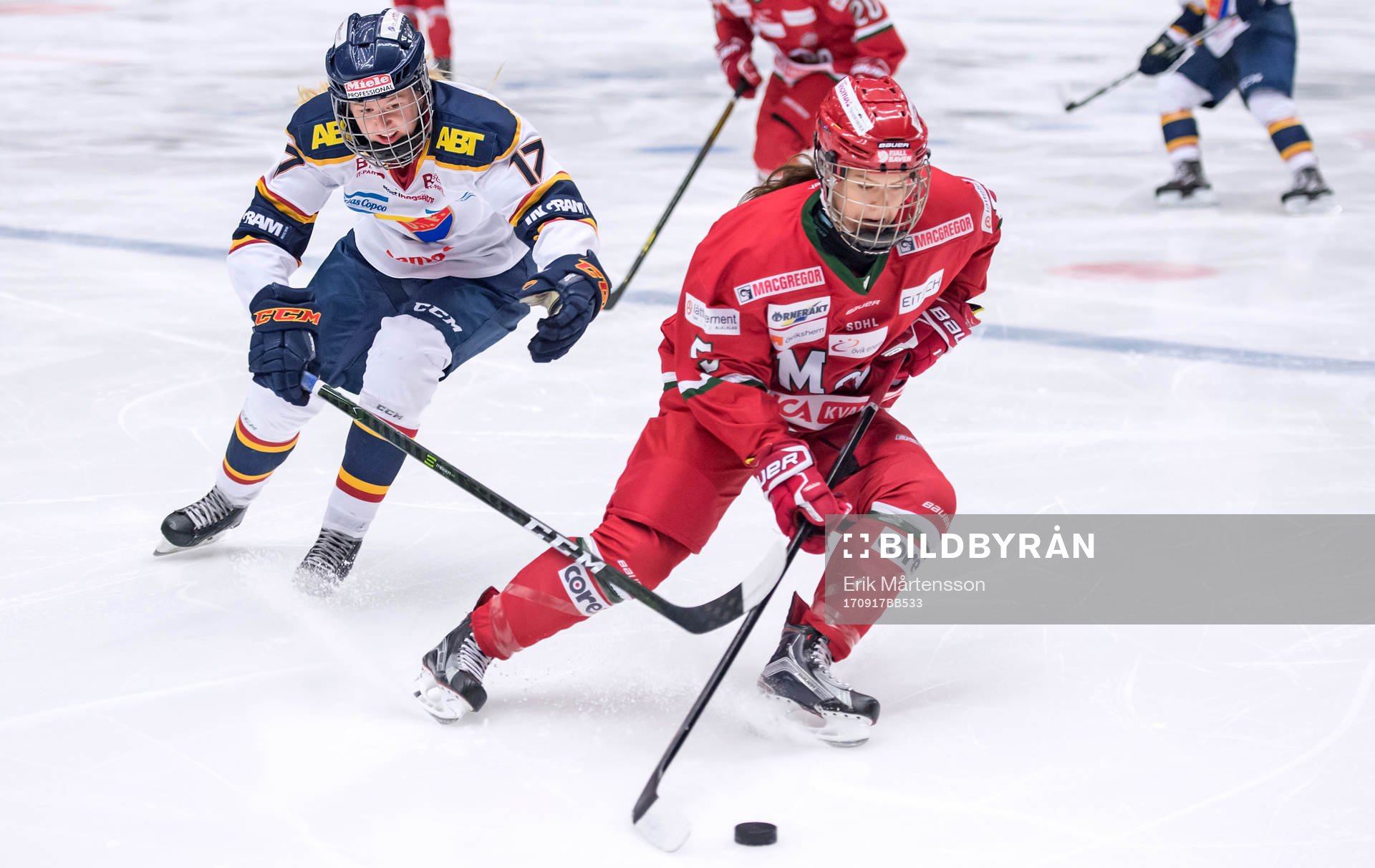 Julia Johansson och Sidney Morin i kamp om pucken