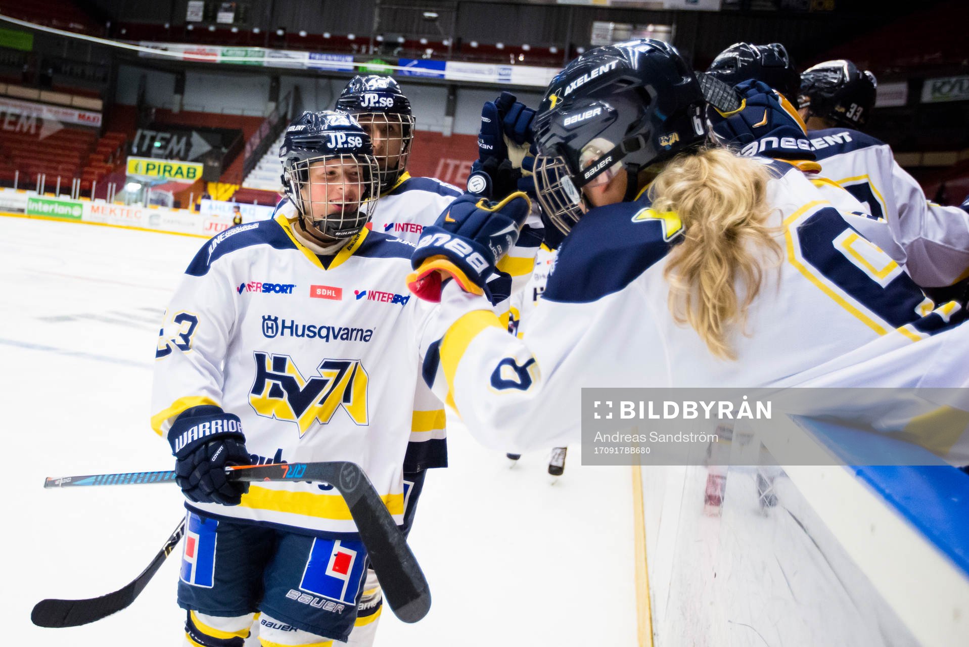s Sanni Hakala kvitterar till 3-3 och jublar med lagkamrater