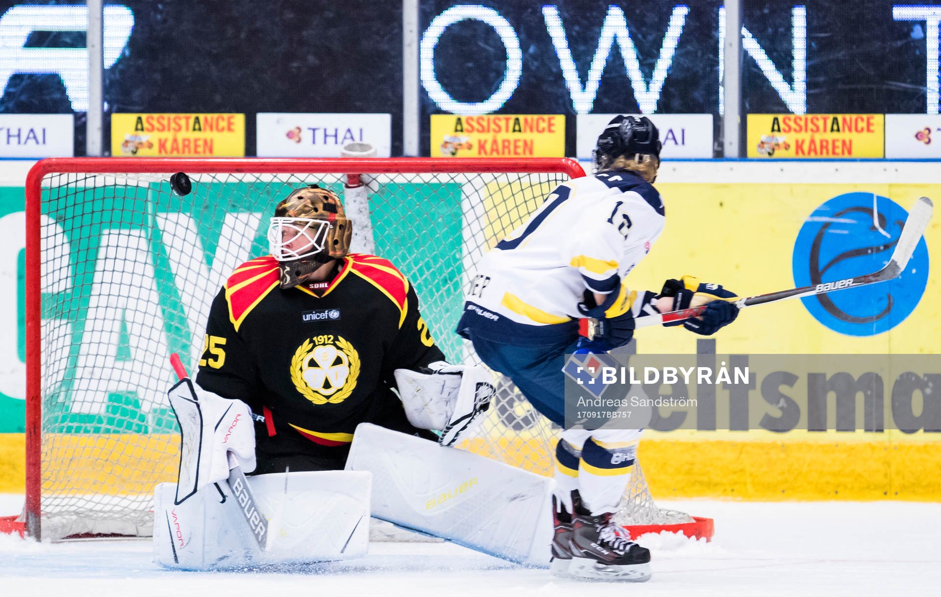 s Sabrina Zollinger missar en straff mot Brynäs målvakt