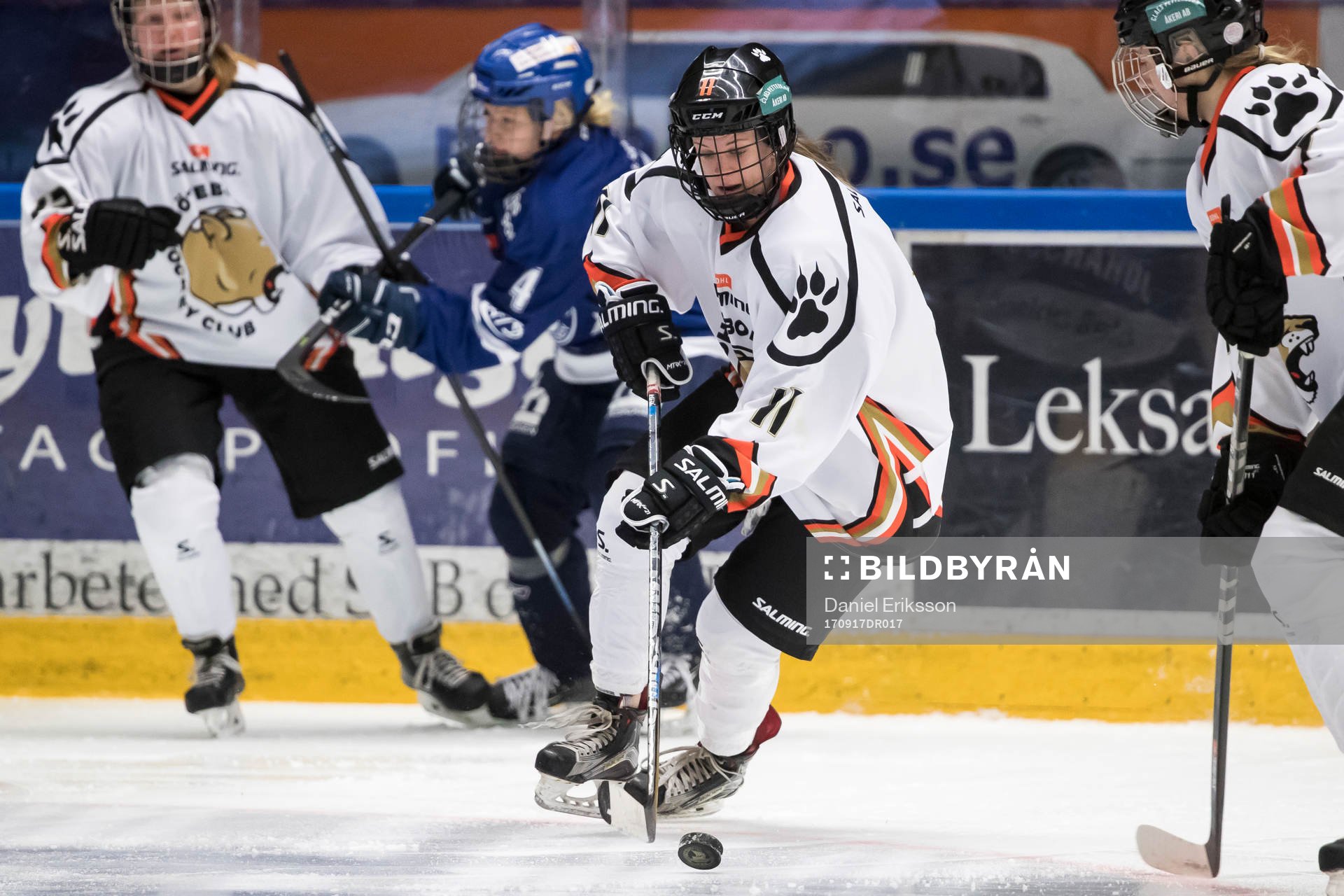 Göteborgs Caitlin Gilligan med pucken i ishockeymatchen i