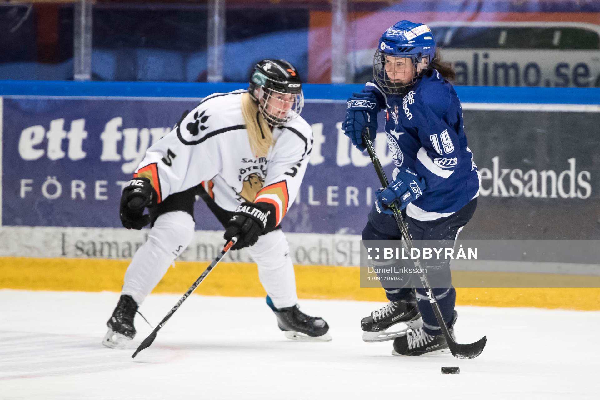Göteborgs Ellen Selven och Liga Miljone  i ishockeymatchen