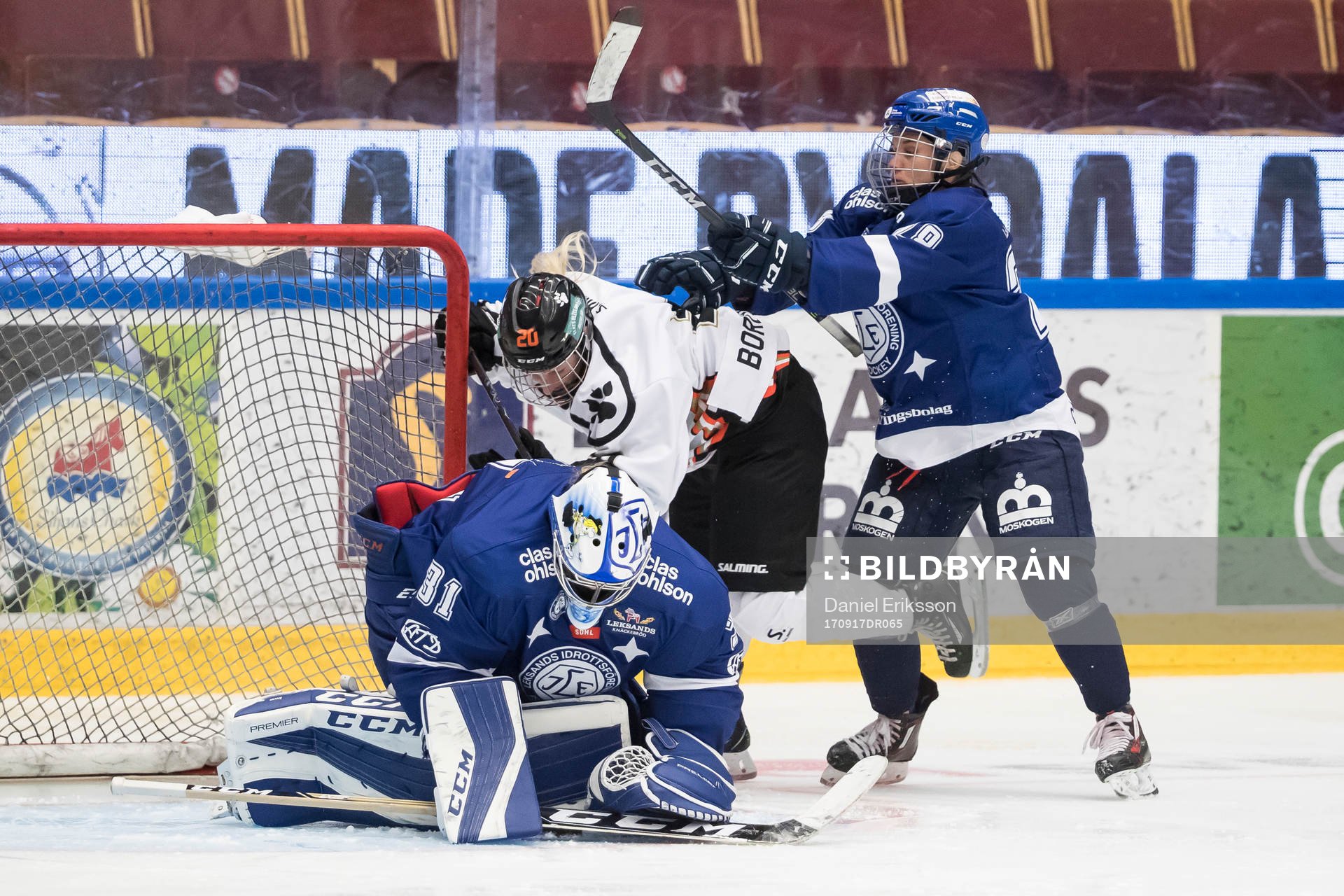 Leksands Iveta Koka tacklar Göteborgs Anna Borgfeldt