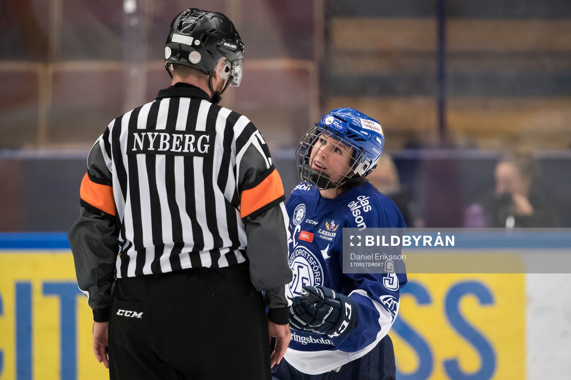 Leksands Elin Lundberg pratar med domare Henrik Nyberg i