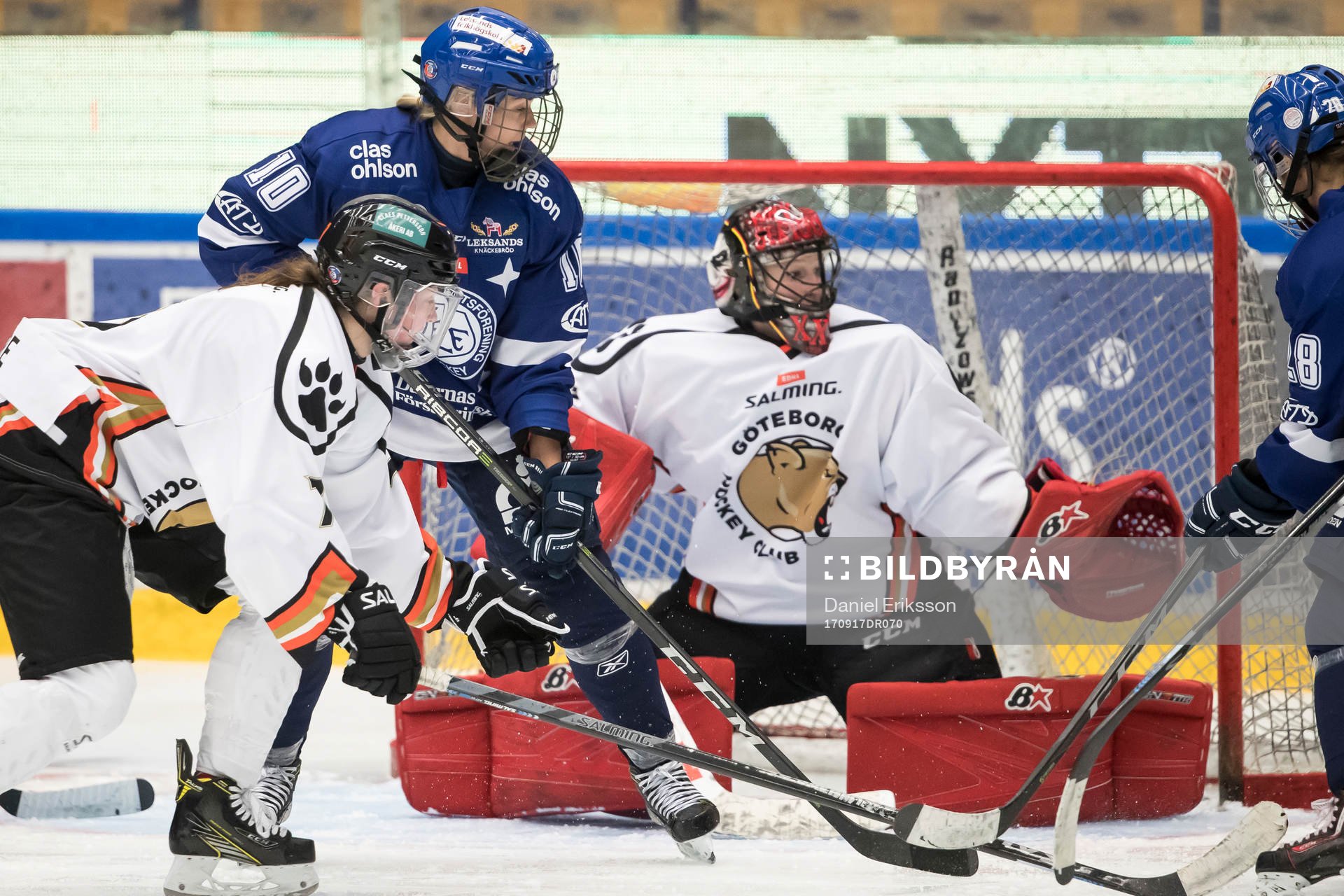 Leksands Ilze Bicevska framför Göteborgs målvakt Jule