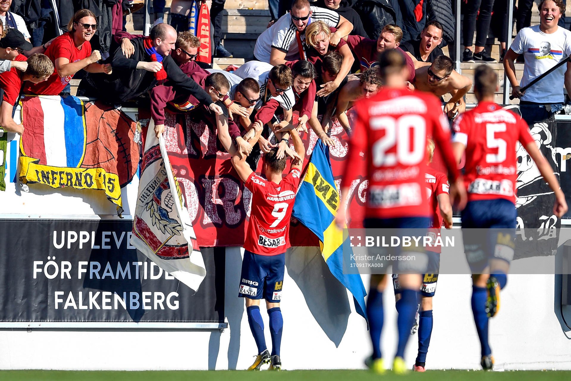 Örgrytes Albin Skoglund jublar med fansen