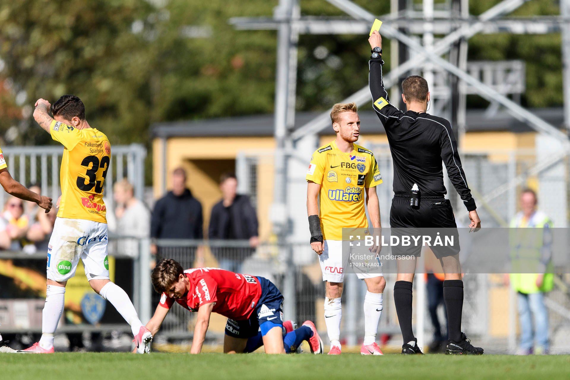 Falkenbergs Tobias Englund får en varning av domare Victor