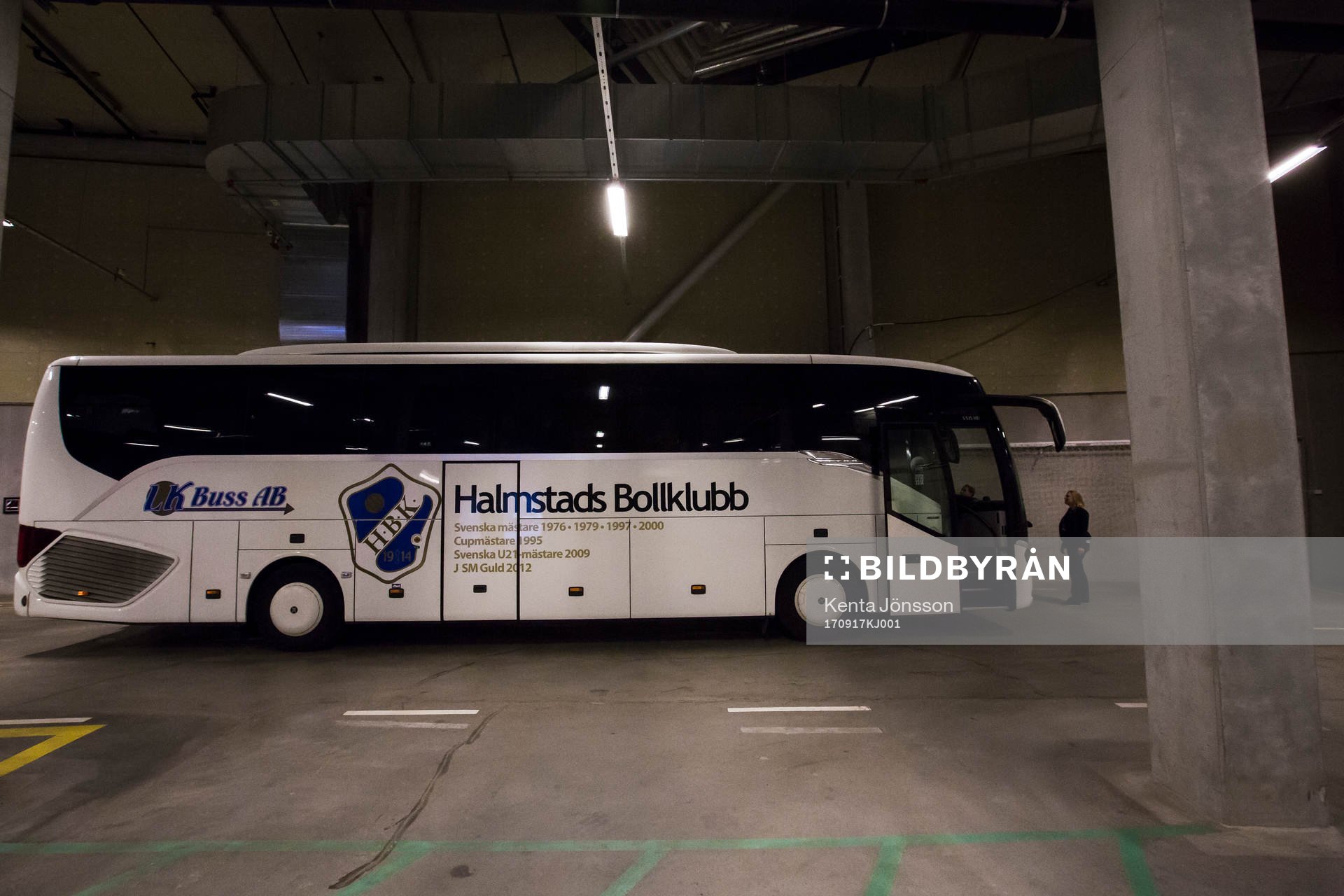Halmstads spelarbuss i Friends Arena innan fotbollsmatchen