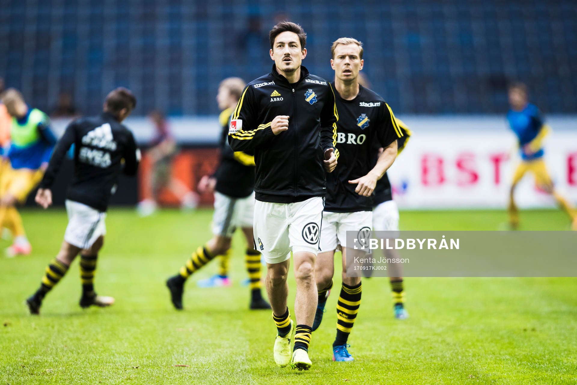 s Stefan Ishizaki och Per Karlsson innan fotbollsmatchen i