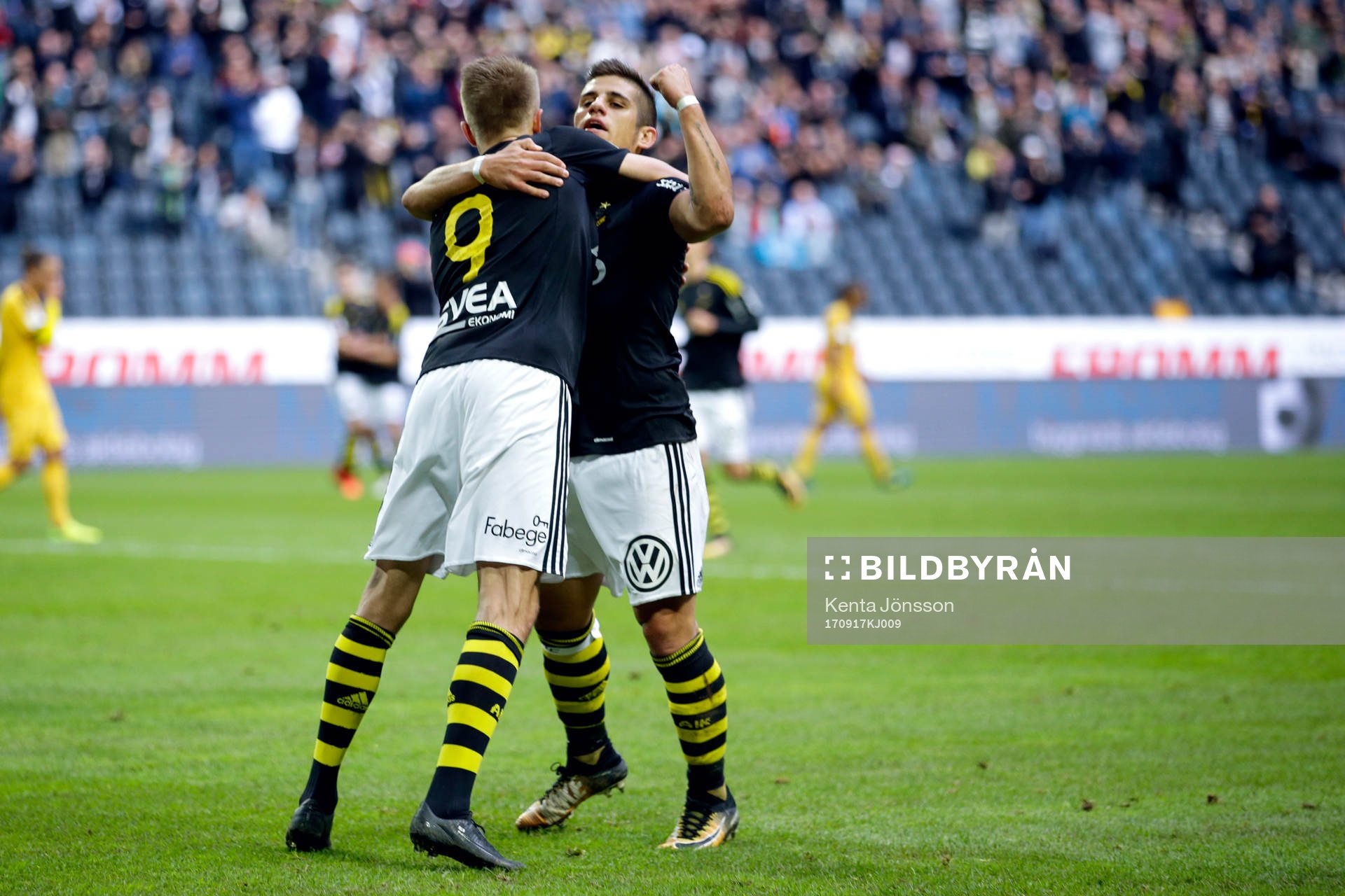 s Rasmus Lindkvist och Nicolas Marcelo Stefanelli jublar