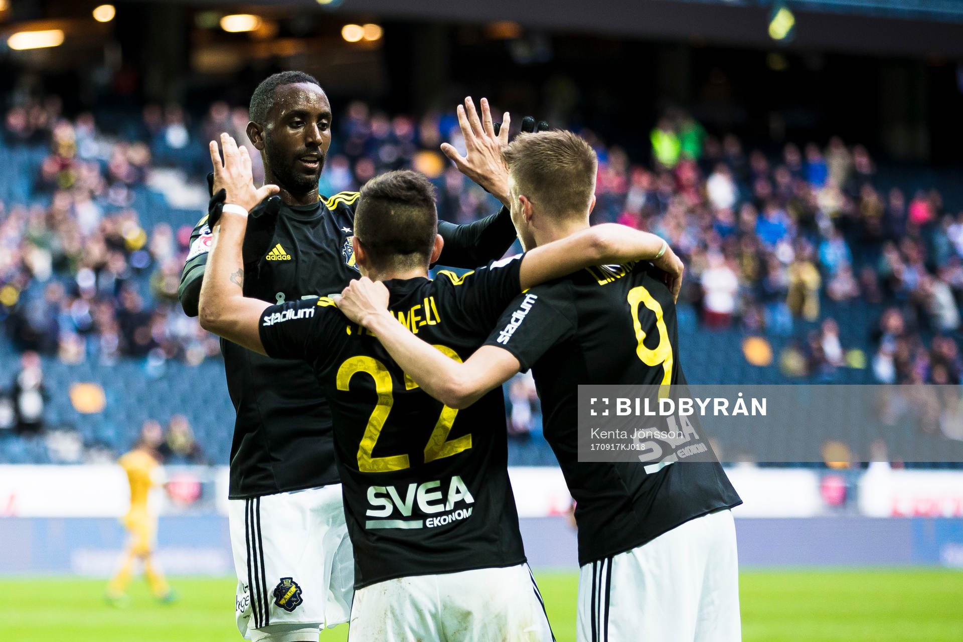 s Henok Goitom jublar med Nicolas Stefanelli och Rasmus