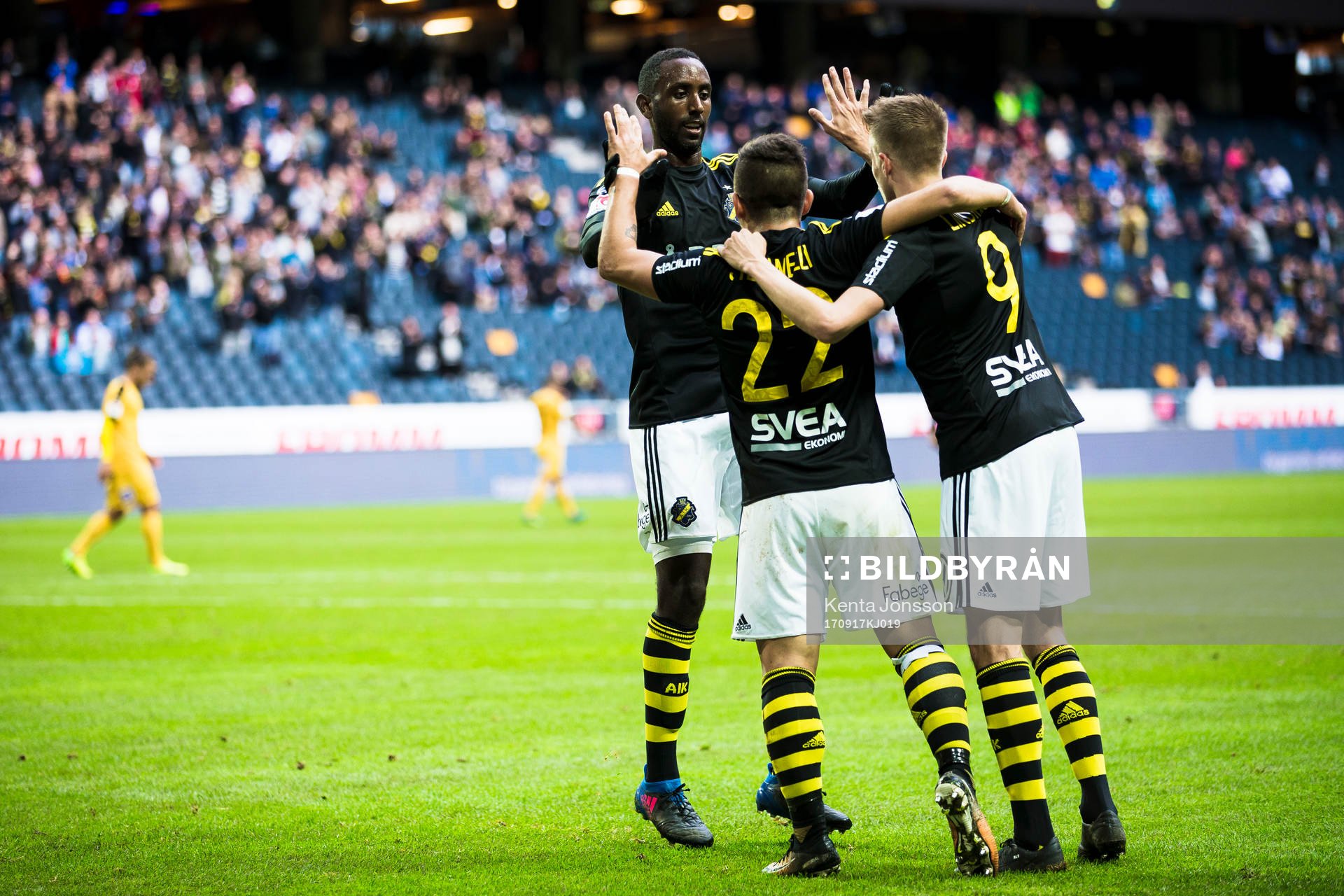 s Henok Goitom jublar med Nicolas Stefanelli och Rasmus