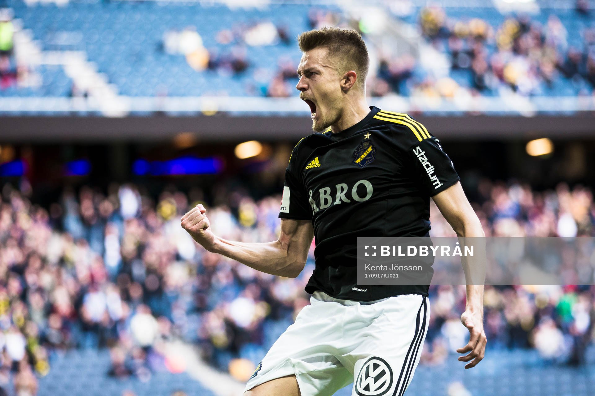 s Rasmus Lindkvist jublar