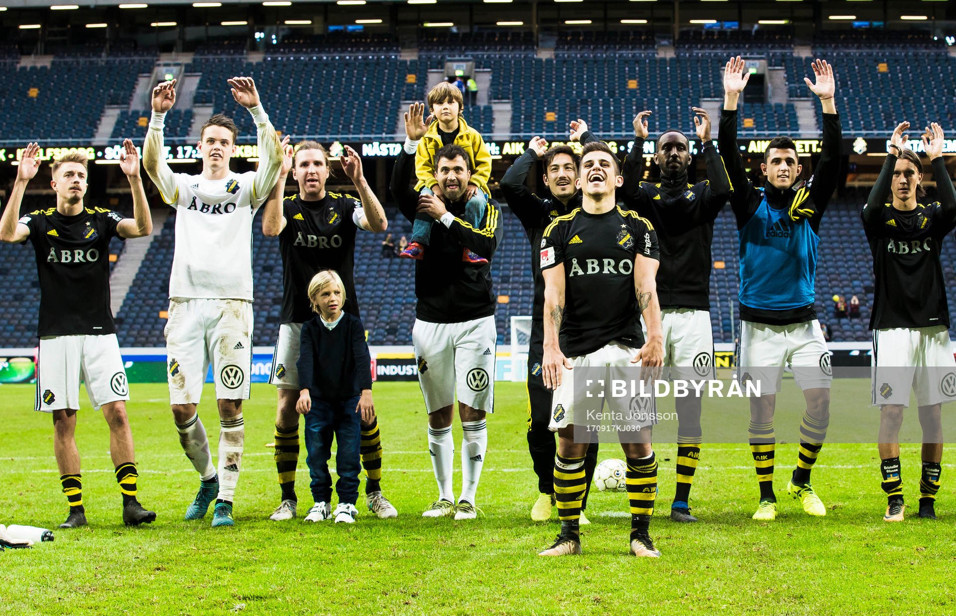 s Nicolas Stefanelli (m) jublar med lagkamrater