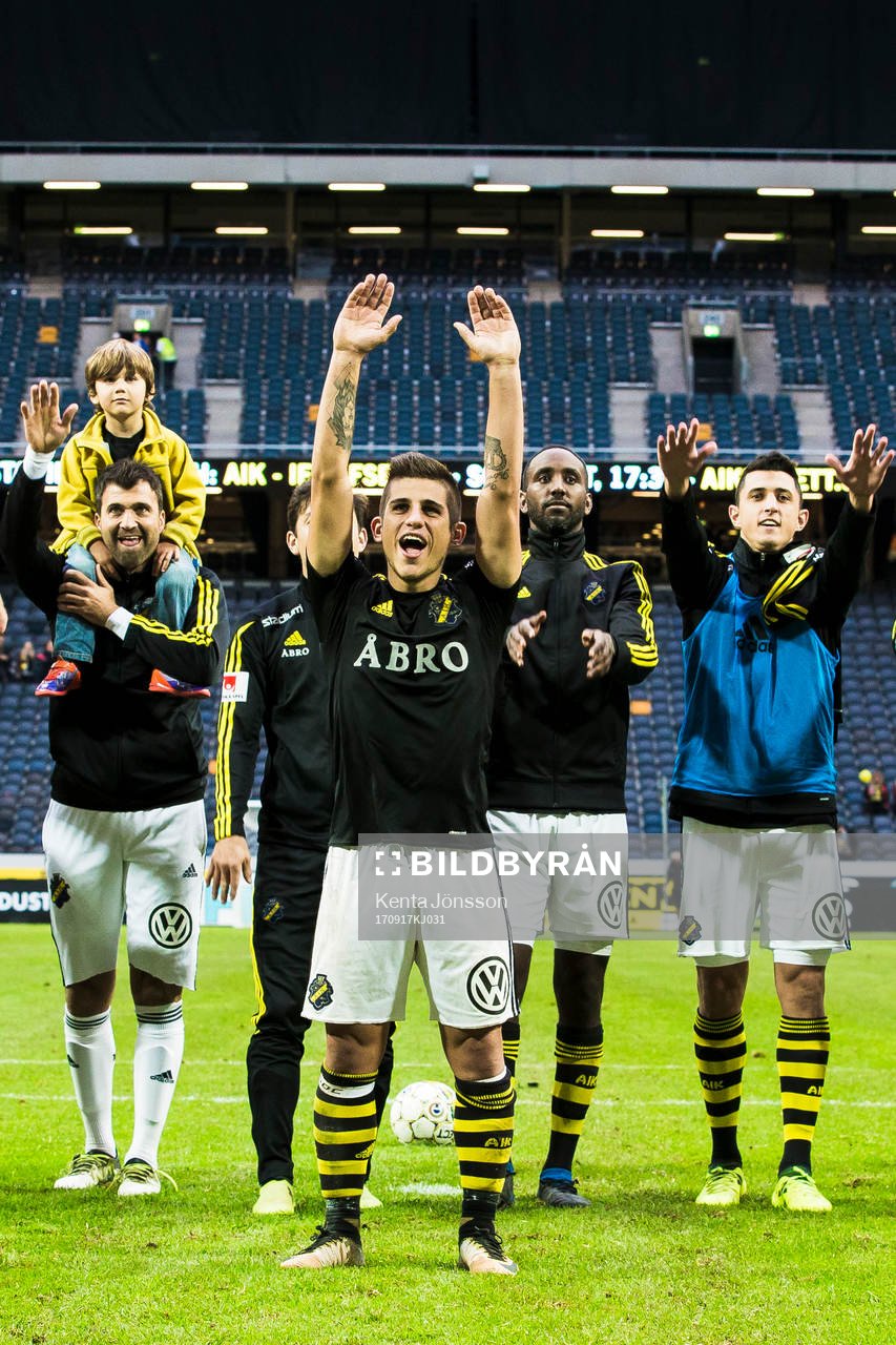 AIK:s Nicolas Stefanelli (m) jublar med lagkamrater efter fotbollsmatchen i Allsvenskan mellan AIK och Halmstad den 17 September 2017 i Stockholm.